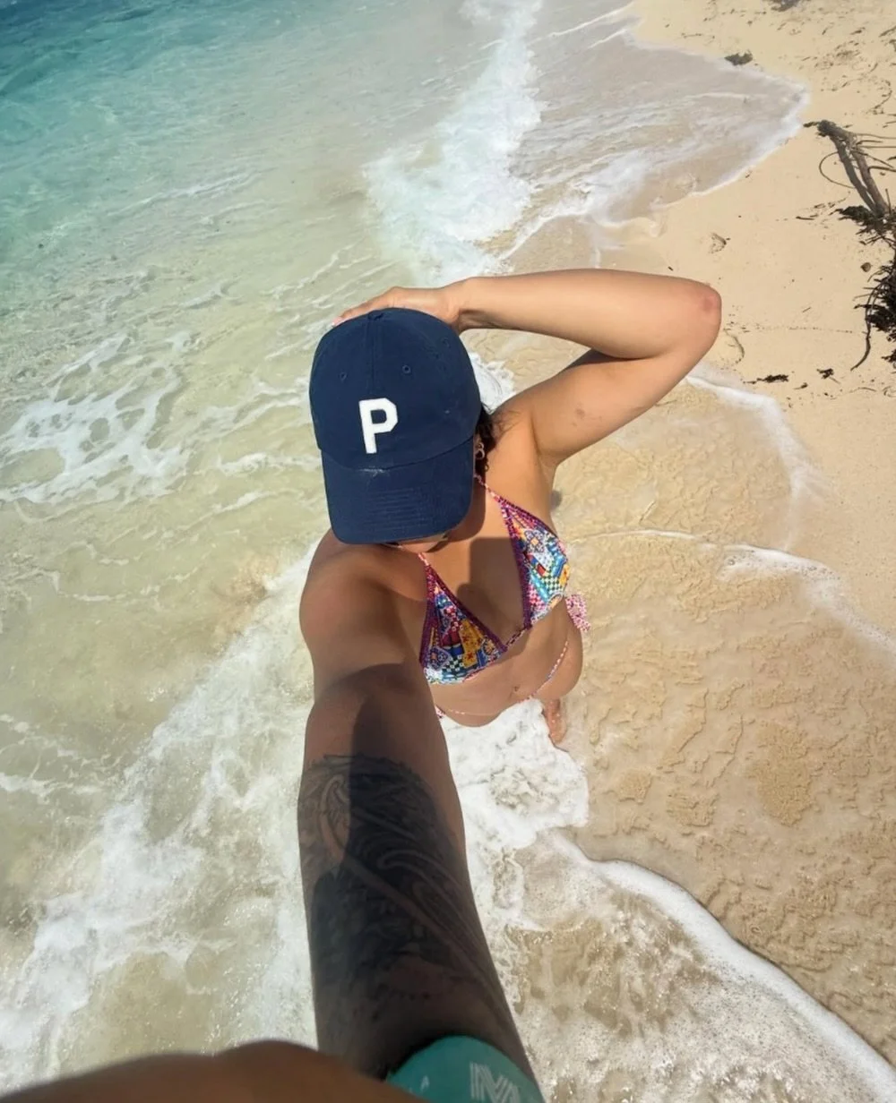 Sometimes you need a little even glow before the holiday.
Fiji looks so good on you! @roimata_blackburn 

Custom-blended deep glow to even out skin tone, using a violet-based formula to keep the result natural and beautifully balanced. 

#spraytanart