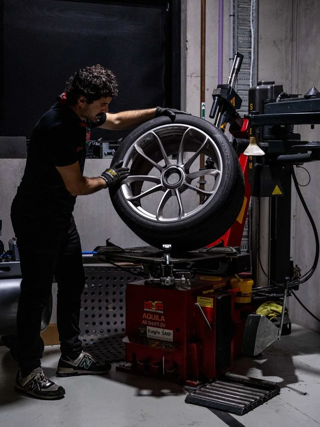 Thrilled to share that Meccanico has expanded the set up to offer precision tire changing and wheel balancing for both cars and motorcycles thanks to Eagle SMF with @mondolfoferro machines ๐ฎ๐น