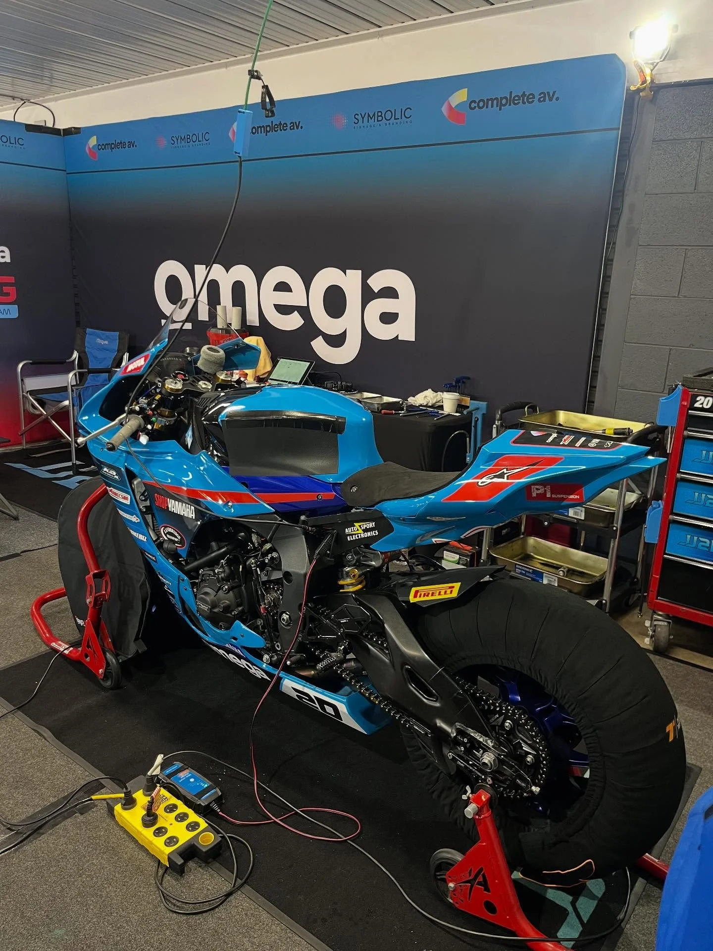 R6 of the @asbk spannering with @p1suspension for @jj.nahlous20 on the @2s_omegaracingteam  on the Yamaha R1 ๐