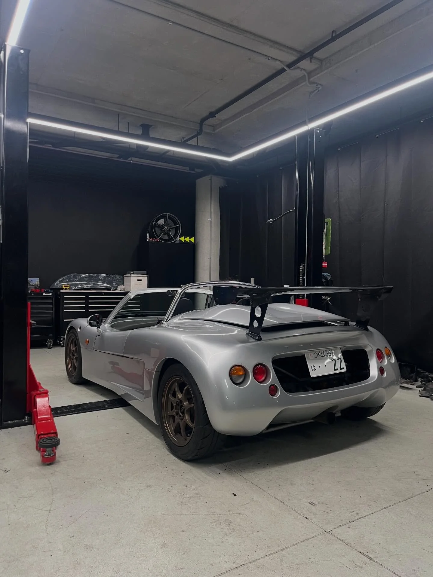 A Japanese twin-cam match with motorcycle race carbs in alloy monocoque &hellip;.😈

#tommykaira #tommykairazz #lotusaustralia