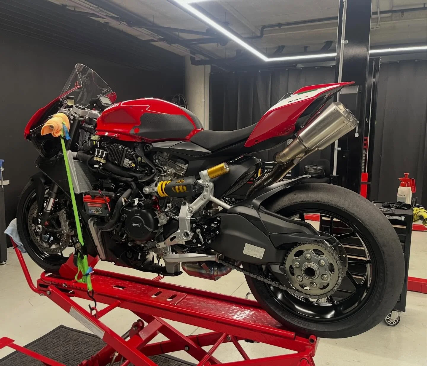 Service and race exhaust fitment 🍷

#ducati #ducaticorse #ducatiaustralia #ducatisti #ducatipanigale