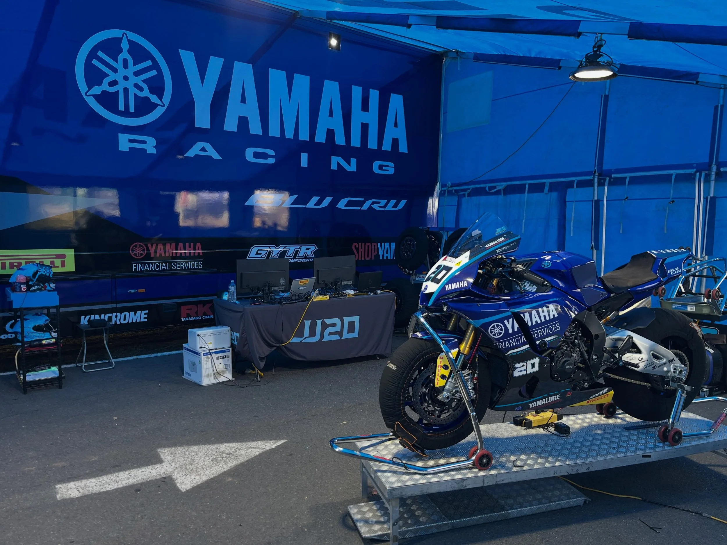 Rd4 @asbk with @jj.nahlous20 on the @yrtaus 

#yamaha #yamahamotoraus #yamahaaustralia #yamahar1