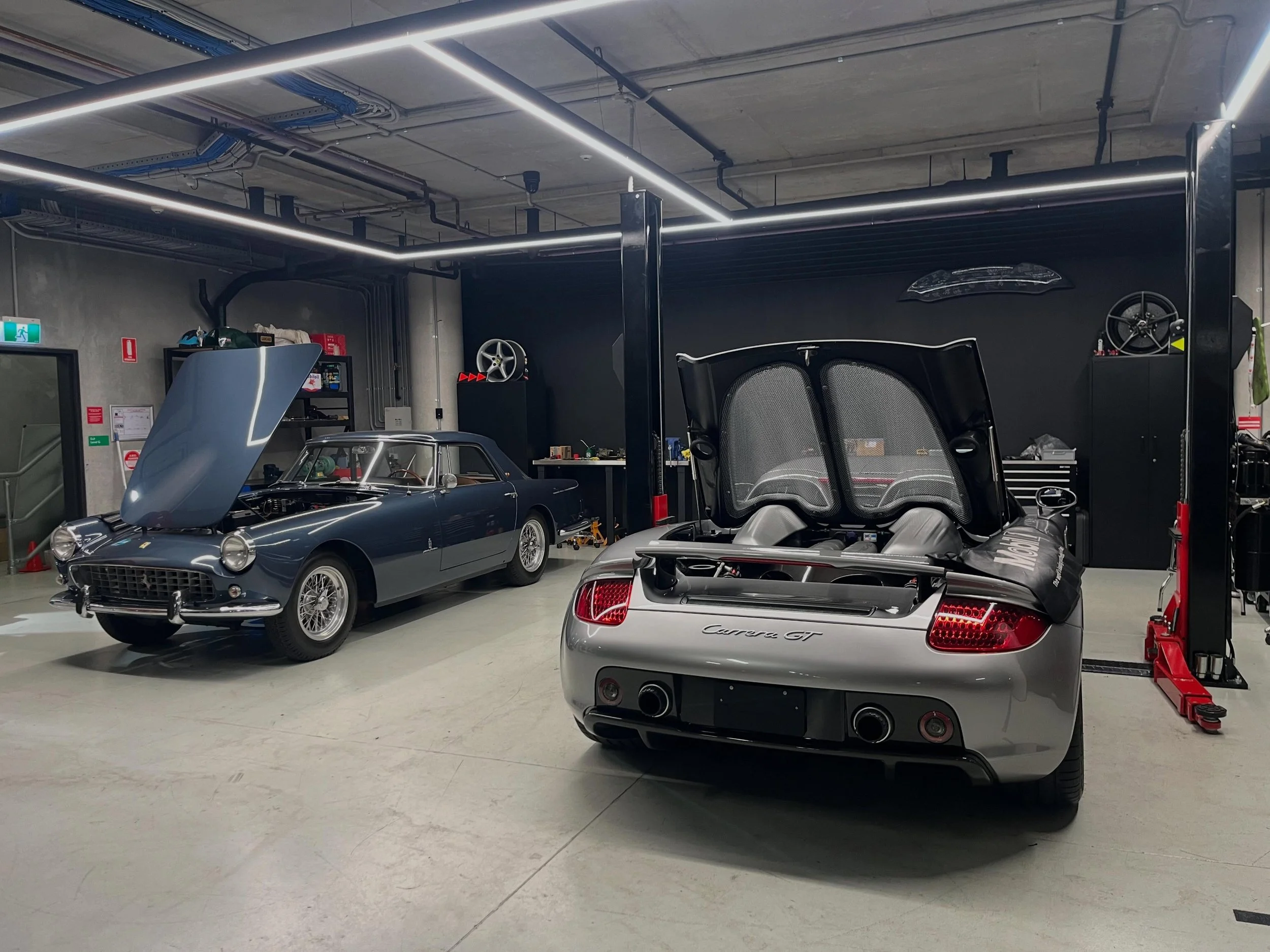 Comparing notes 

#porsche #porscheaustralia #carreragt