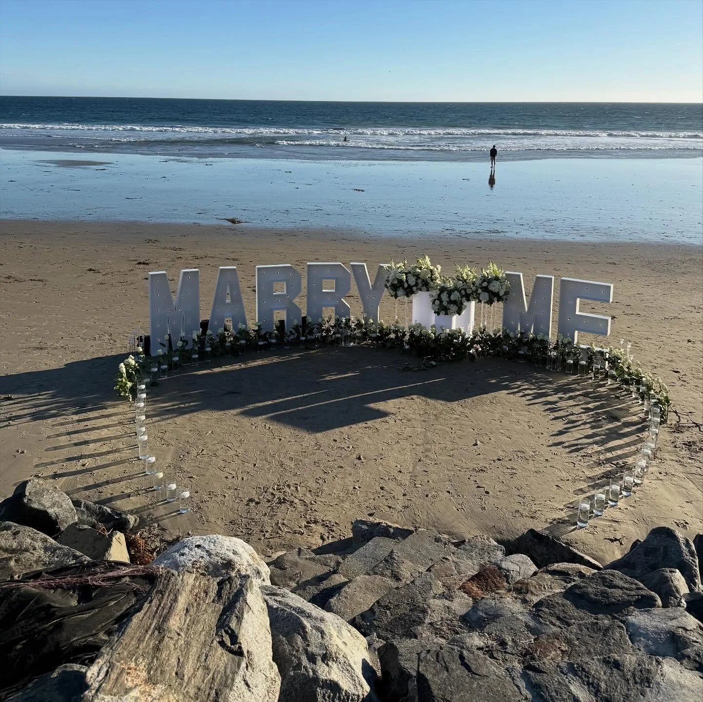Beach Proposals + Roses + Marquees 💫💍🫀🤍
Planning a proposal soon? DM us! 
.
.
.
.
.

#GoldenGlowEvents #ProposalSetup #RomanticProposal #MarryMeSetup 
#LosAngelesProposal #SoCalEventStylist #LuxuryEventRentals  #fyp #viral
#EventPlannerLA #Romant