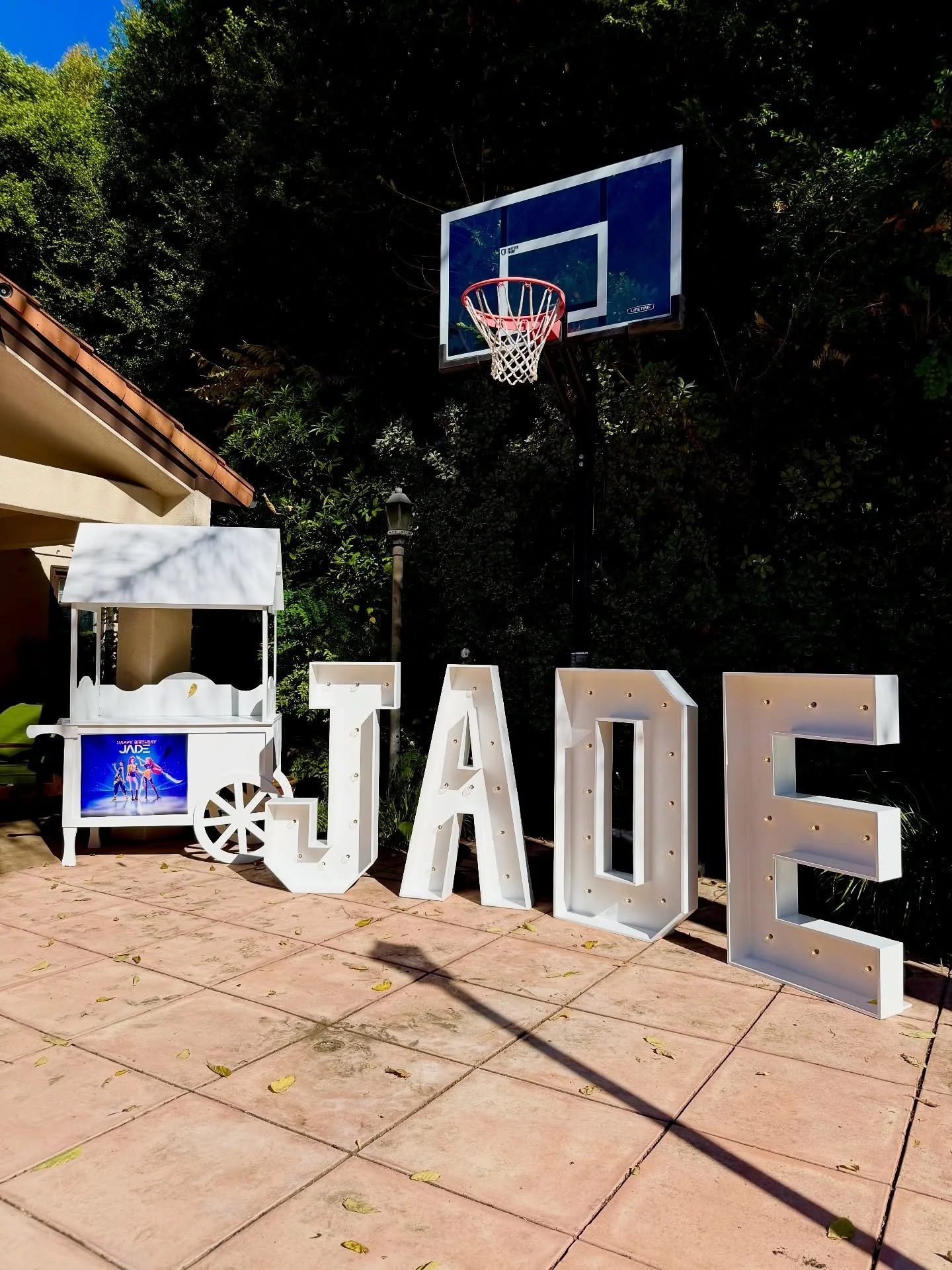 Our display candy cart &amp; marquee letters are the perfect duo to elevate any celebration 💕 JADE&rsquo;s 9th birthday celebration. 

📲 DM to book your next event
#GoldenGlowEvents

#CandyCart #MarqueeLetters #EventRentals #BalloonDecor #PartyRent