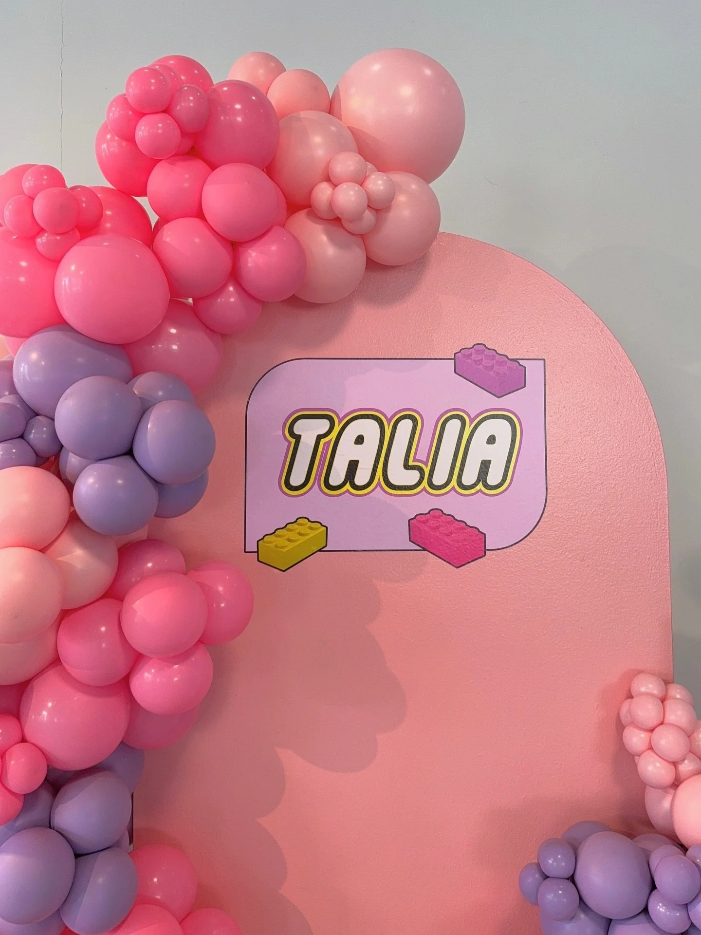 Pink &amp; purple LEGO theme for Talia&rsquo;s 6th Birthday 🤍✨ 

We were so honored to style Talia&rsquo;s 6th birthday celebration with this custom balloon installation + personalized backdrop.

Thank you @sc_kebabjian for trusting us again for Tal