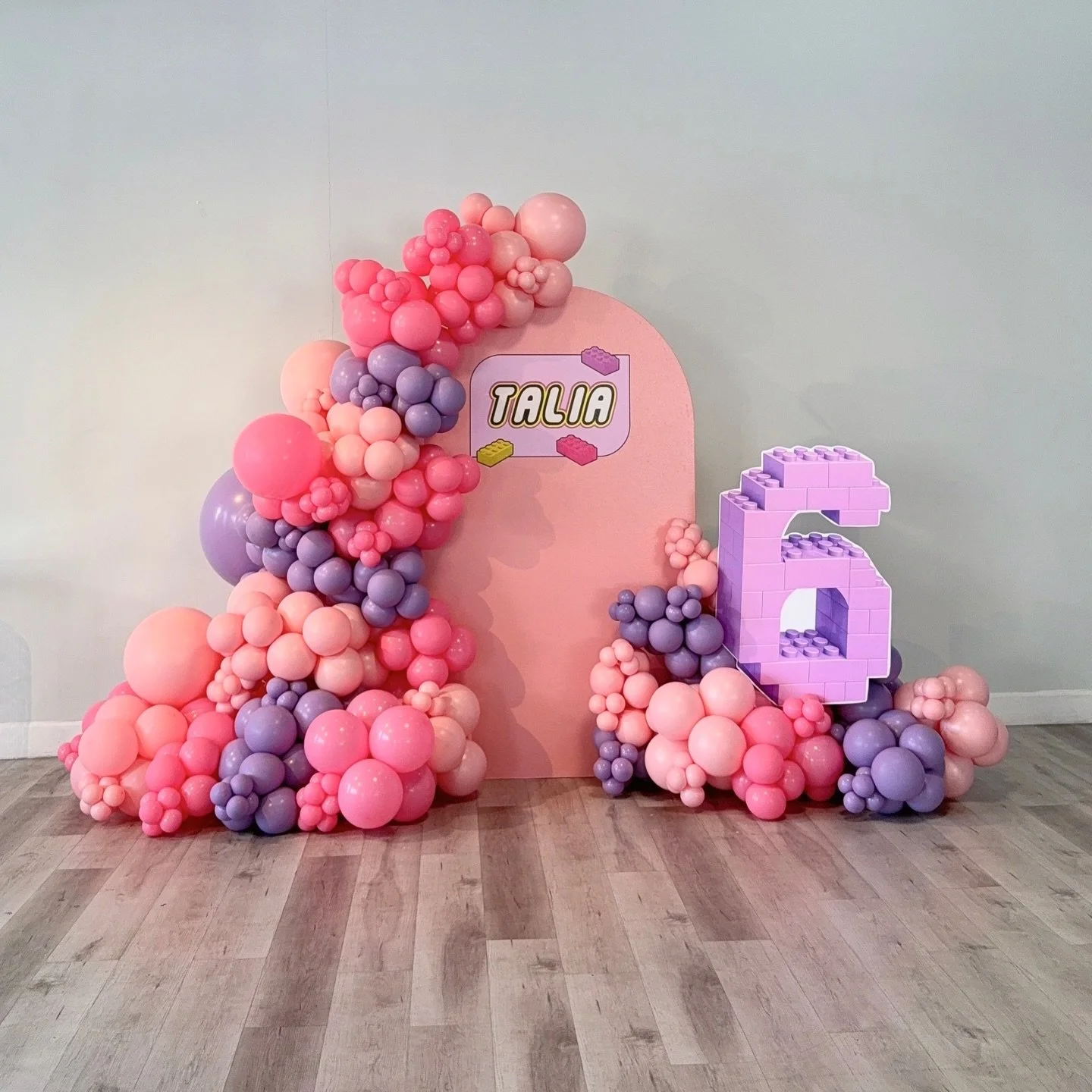 Pink &amp; purple LEGO theme for Talia&rsquo;s 6th Birthday 🤍✨ 

We were so honored to style Talia&rsquo;s 6th birthday celebration with this custom balloon installation + personalized backdrop.

Thank you @sc_kebabjian for trusting us again for Tal