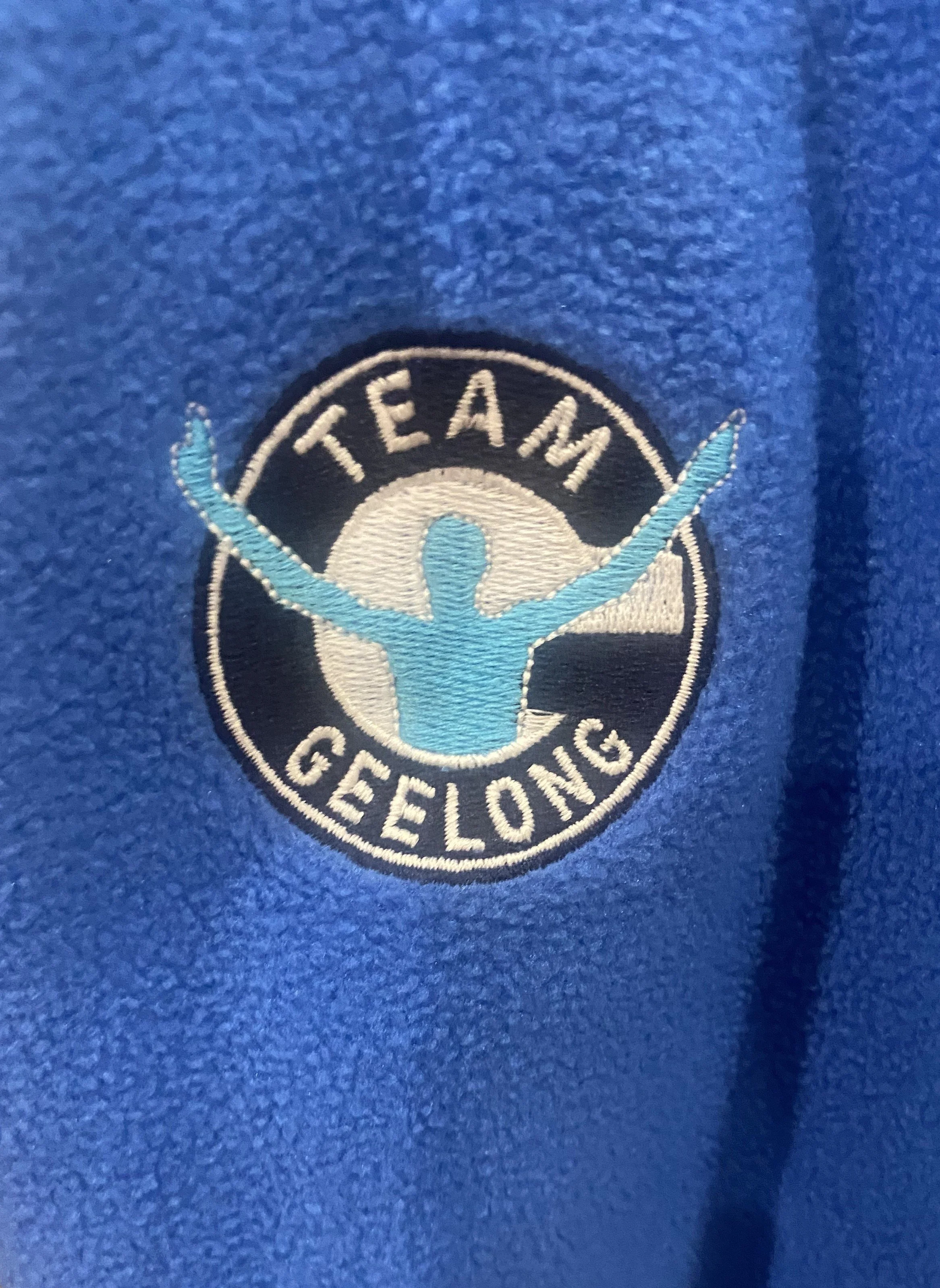 1/4 ZIP LOGO ON SLEEVE