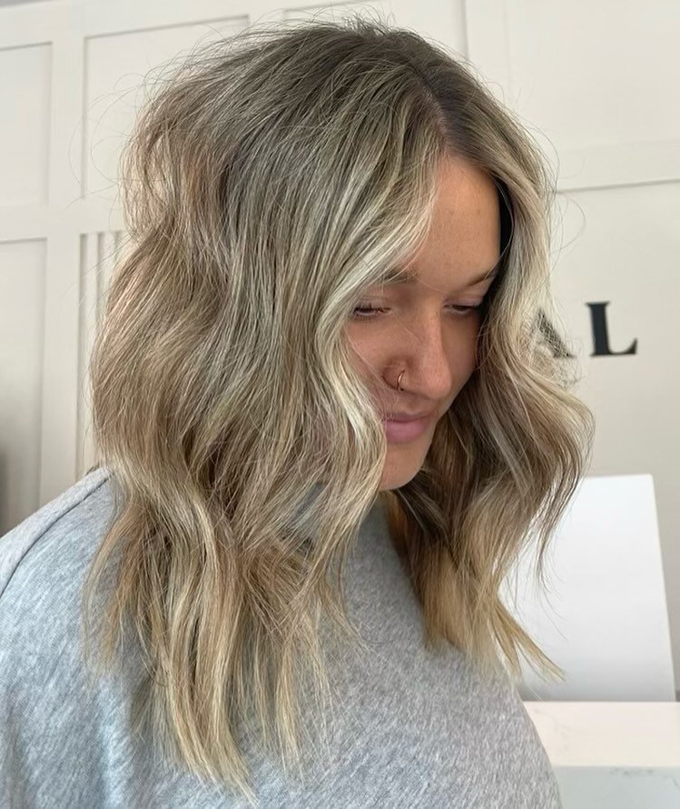 ✨D I M E N S I O N A L✨ 
Hair by: @hair_by_emily___ 
&bull;
&bull;
#soal #soalthelabel #winnipeg #winnipegsalon #winnipeghairstylist #dimensionalblonde #blondeinspo #summerhair #blonde #balayage