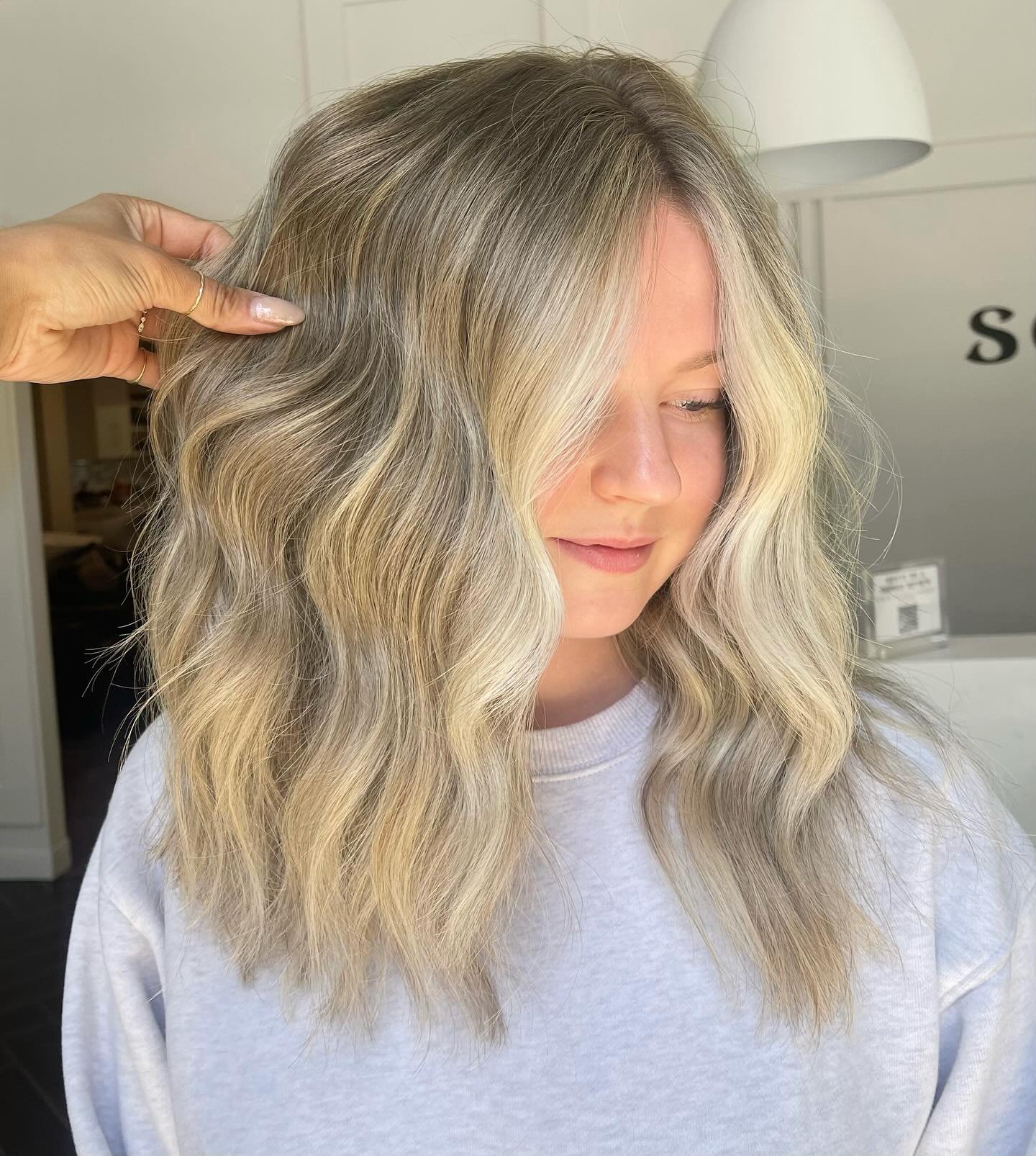 Money piece💸⚡️
Hair by: @styledbygagan 
&bull;
&bull;
#soal #soalthelabel #winnipeg #winnipeghair #winnipegsalon #winnipegblonde #moneypiece #blondebalayage #blondehair #summerblonde