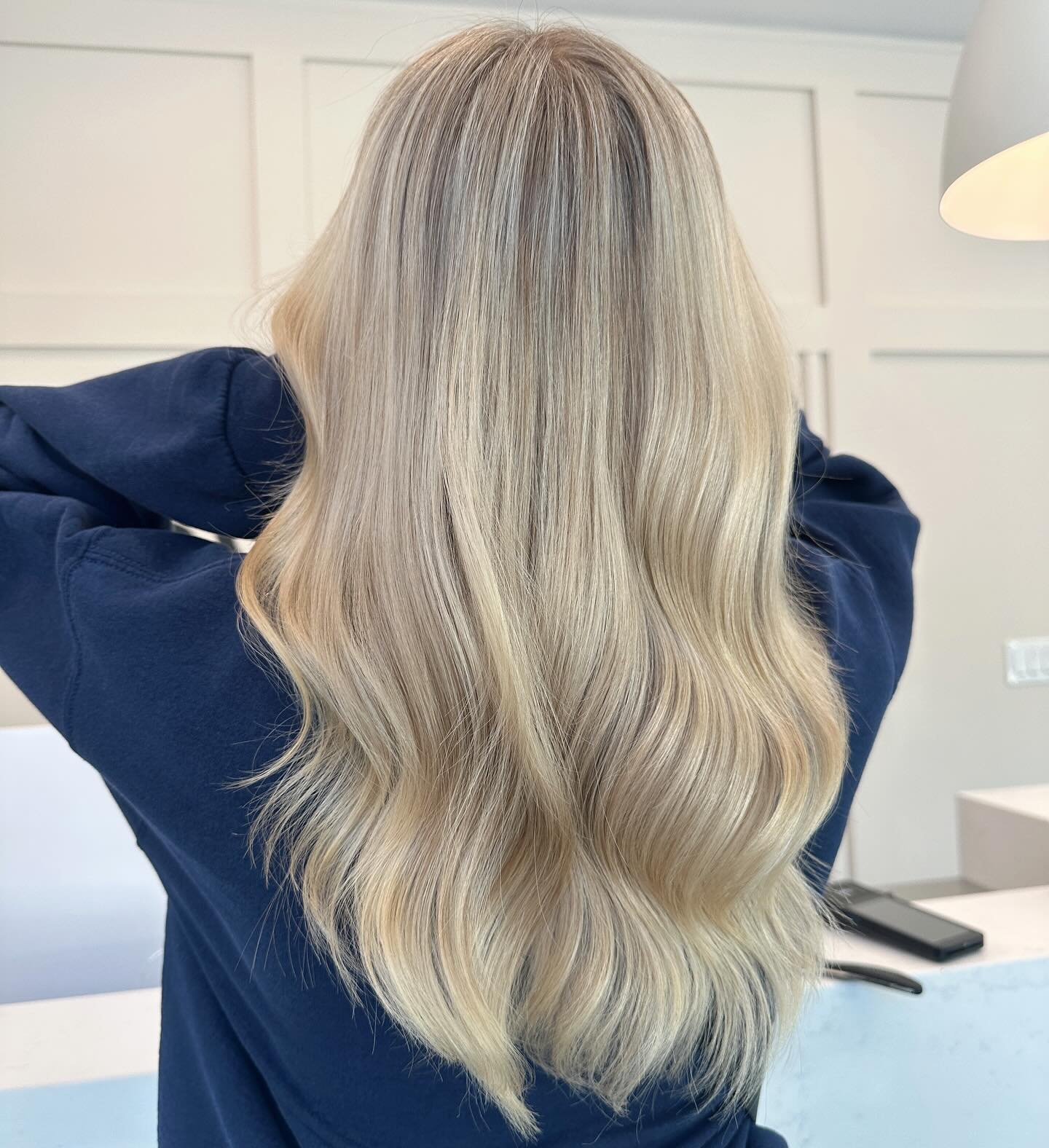 It&rsquo;s blonding szn🍹🫶🏻
Hair by: @hairbyjanesssa 
&bull;
&bull;
#soal #soalthelabel #winnipeg #winnipeghair #winnipegsalon #blonde #summerblonde #redkenpro #balayage #winnipegbalayage