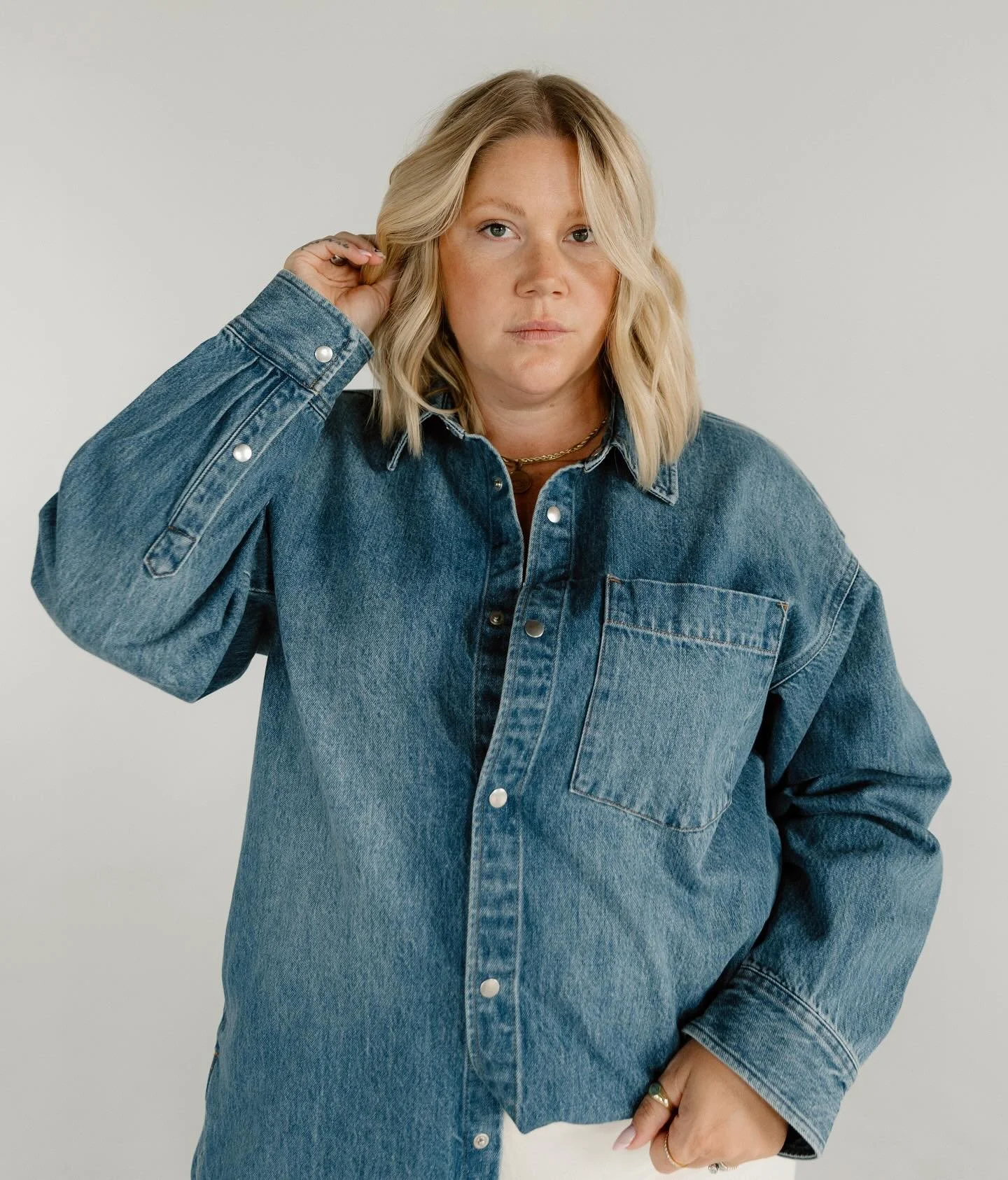 Meet Brittany, AKA Beej!! Master stylist of over 10 years and an OG at Soal🫶🏻 We are truly so lucky to have her!!

Beej does just about everything behind the chair, from lived in blondes, to weft installs, to even a few mens cuts here and there! He