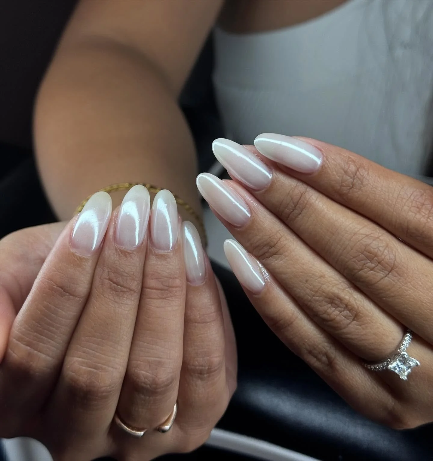 Sometimes less is more🤍✨
Nails by: @groovynailstudio 
&bull;
&bull;
#soal #soalthelabel #winnipeg #winnipenails #winnipegnailsalon #basicnails #bridalnails #milkynails