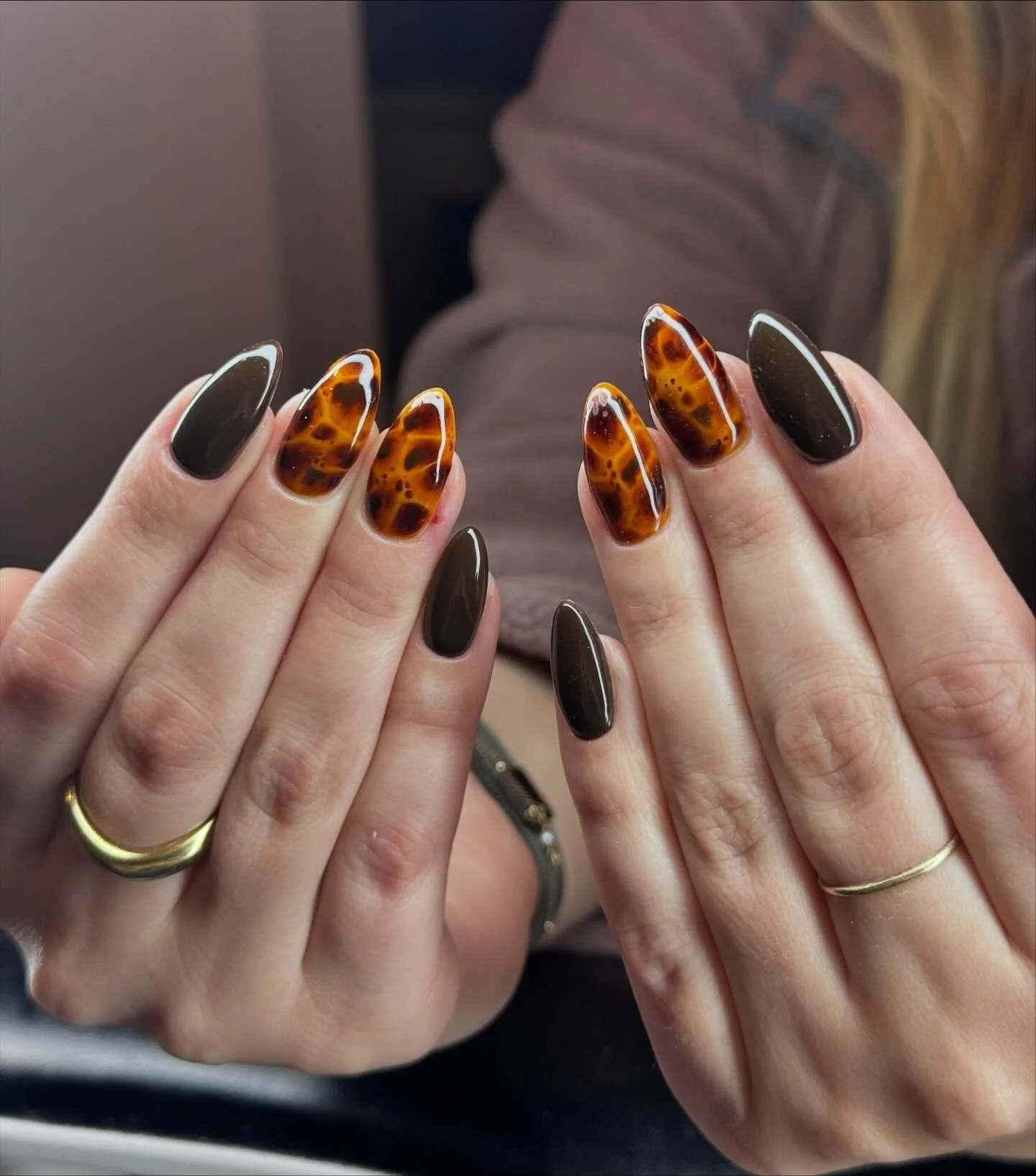 Tortoise nails 🤝🏼 fall weather 🤎
Nails by: @groovynailstudio 
&bull;
&bull;
#soal #soalthelabel #winnipeg #winnipegnails #winnipegnailtech #tortoisenails #nailsart