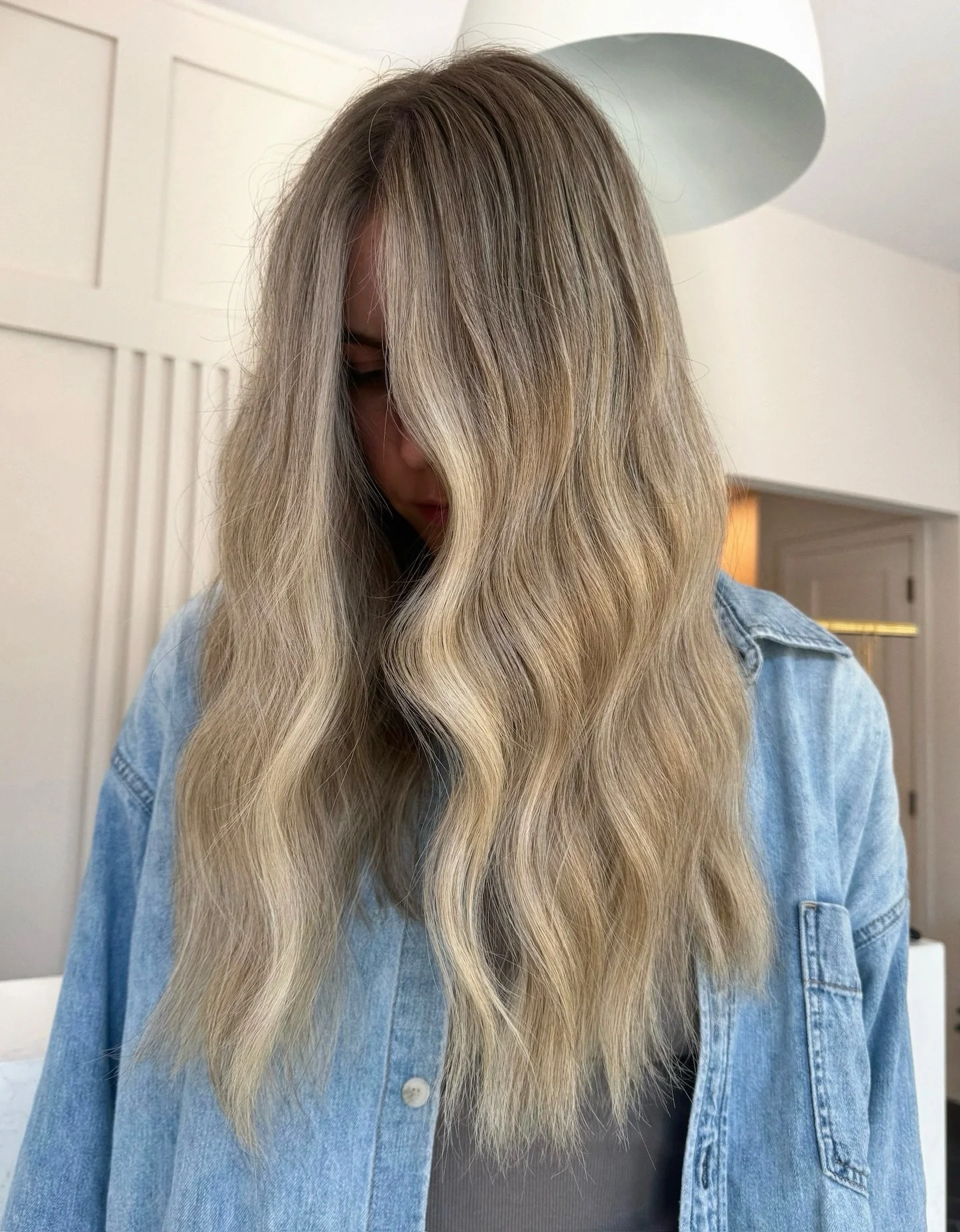 The power of a money piece 💰✨
Hair by @hairbycourtneyzajac 

A bright face frame is one of the easiest ways to completely elevate a blonde. It draws light to your features, softens the grow-out, and gives that fresh, expensive feel. 
&bull;
&bull;
&