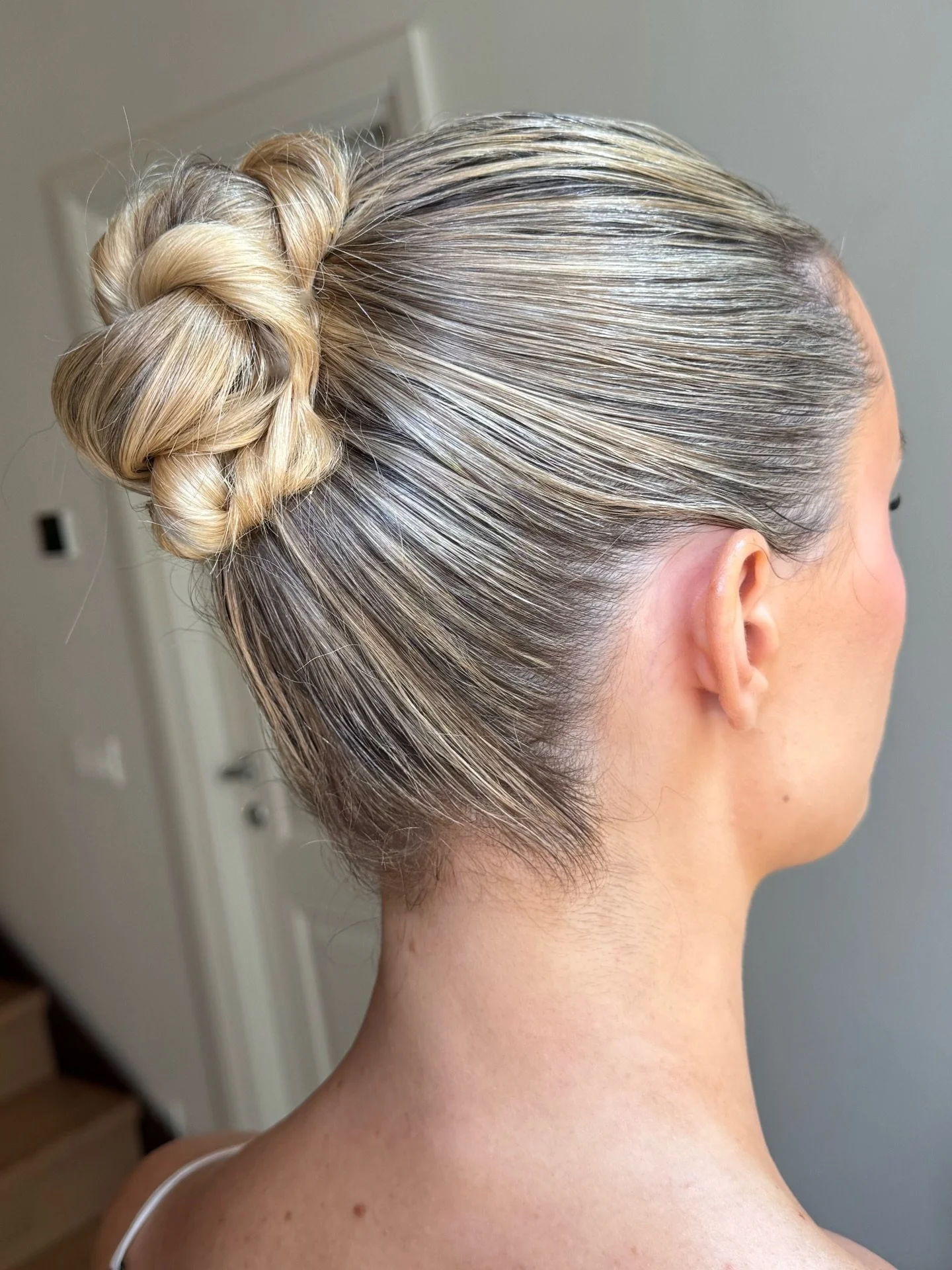 A bridal twist 🤍

A modern bun for a modern bride. 

Key products
@ghdhair_anz 
@kykhaircare get a grip, magic dust
@schwarzkopfau silhouette 

#bun #bridalbun #bridalhair #bridalupdo #updo #hairstylist #sleek
Bridal upstyle updo destination wedding