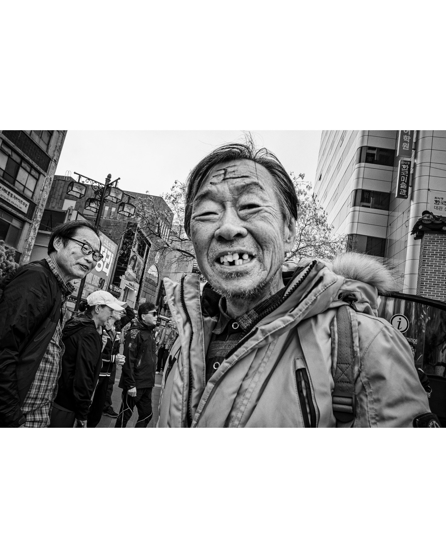 Seoul, 2024-2025
.
.
.
.
.
.
.
#streetphotographer #streetphotography #voidtokyo #spicollective #streets_storytelling #monochrome #bnw #blackandwhite #urbanphotography #idaretoshoot #streetphotography_bw #lensculturestreets #bnw_greatshots #bnw_of_ou