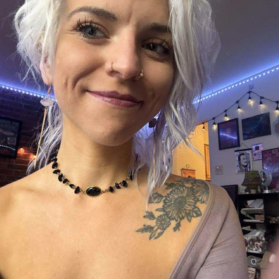 I've been loving making these new dainty gemstone chip chokers.💕 I'm personally a huge fan of the choker style, but I know a lot of people love a longer necklace. What's your go-to length?

I've finished a few so far in green aventurine, amazonite, 