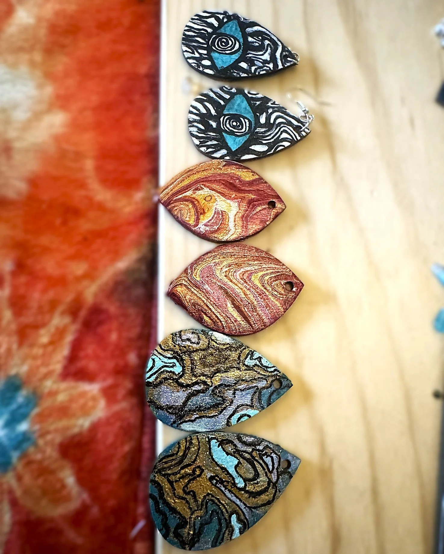 Some new designs I've been working on lately!
I have really been digging using a whole variety of materials to make different framed mixed media pieces, lots of gemstones, plants, copper, shells, etc!
Also hand-painting earrings is a blast and I wond