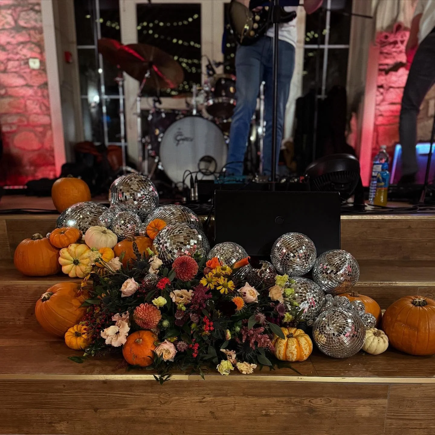 Disco&hellip; always in season 🪩🍁🍂🕯️

Excellent displays by @thepinkwellieplanner 
#spookyseason #cosyseason #scottishwedding #weddingvideographer #scottishbride