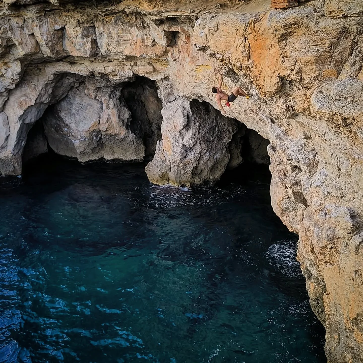 Gracias por este d&iacute;a tan fan&aacute;tico de escalada @conner.ginn. Primer d&iacute;a de Deep water soloing.
Respirar, controlar los pies y subir sin miedo.

Thanks for this amazing climbing day @conner.ginn. First day of deep water soloing.
Br