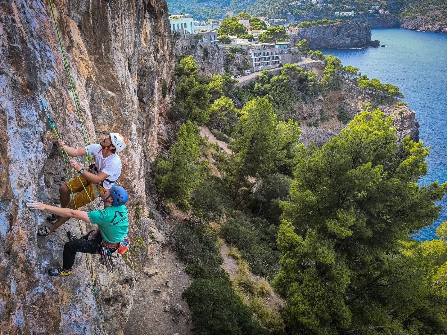 Hoy hemos tenido un grupazo, bastante independiente. Han estado proyectando v&iacute;as y buscando v&iacute;as m&aacute;s dificiles. Disfrutando de unos d&iacute;as de escalada por Mallorca. Ver la progresi&oacute;n en la t&eacute;cnica de pies y en 