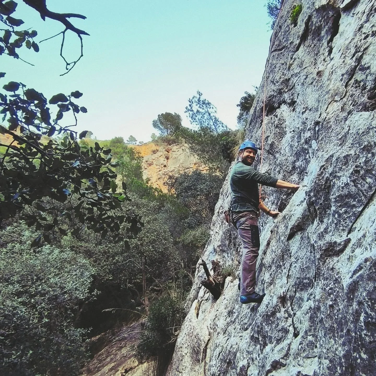 Tres d&iacute;as de escalada deportiva con Ben. 
Da gusto ver tu progresi&oacute;n y c&oacute;mo empezaste a confiar mucho m&aacute;s en los pies, sobre todo en las placas. 
Buena escalada, buen rollo y muchas risas.
La pr&oacute;xima psicobloc segur