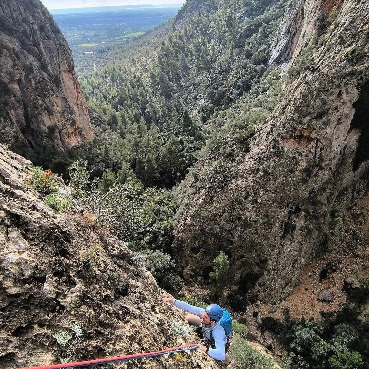 Aunque el tiempo no parec&iacute;a muy prometedor, al final pudimos escalar una preciosa v&iacute;a larga en Sa Gubia, una de las paredes m&aacute;s ic&oacute;nicas para la escalada en Mallorca.

Escalar aqu&iacute; siempre es especial: roca incre&ia
