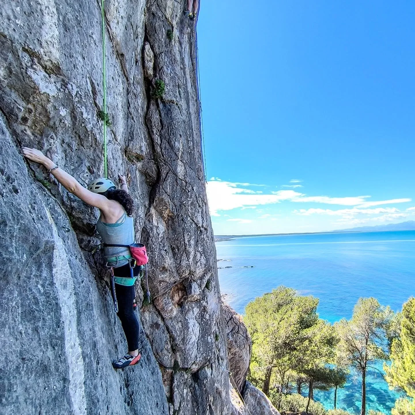 Disfruta de la mejor escalada en roca en Mallorca.
Caliza perfecta, vistas incre&iacute;bles y v&iacute;as para todos los niveles.
&Uacute;nete a Climb Mallorca para una experiencia de escalada guiada al aire libre con gu&iacute;as locales.
Descubre 