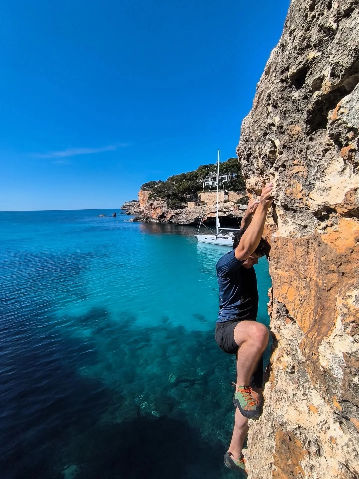 Empieza la temporada de psicobloc / Deep Water Soloing en Mallorca! 🌊🧗&zwj;♂️
D&iacute;a espectacular inaugurando la temporada de psicobloc con condiciones perfectas: roca, agua cristalina y escalada sobre el mar. Gracias por confiar en @climbmallo