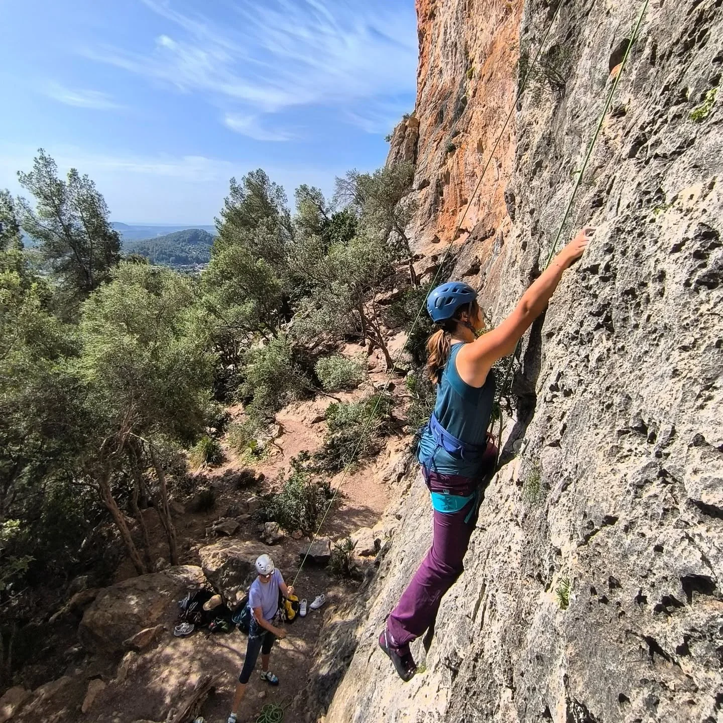 Madre e hija escalando en roca en Mallorca
Hay regalos que no se olvidan.
Qu&eacute; mejor manera de celebrar un cumplea&ntilde;os que viviendo una aventura en fam&iacute;lia y creando recuerdos en la naturaleza.
Porque a veces el mejor regalo no es 