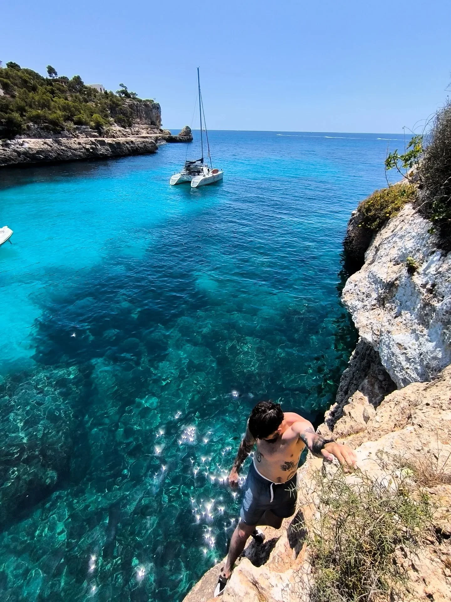 Un d&iacute;a de psicobloc (Deep water soloing) en Mallorca.

No importa si es tu primera vez o si ya tienes experiencia escalando; el psicobloc es una experiencia &uacute;nica donde cada movimiento, cada ca&iacute;da al mar y cada momento se convier