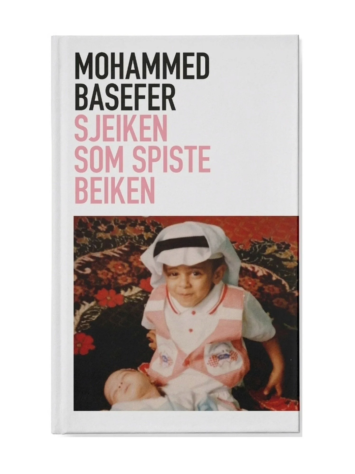 Alternativt bokomslag for «Sjeiken som spiste beiken» av Mohammed Basefer, med et barndomsbilde av Mohammed