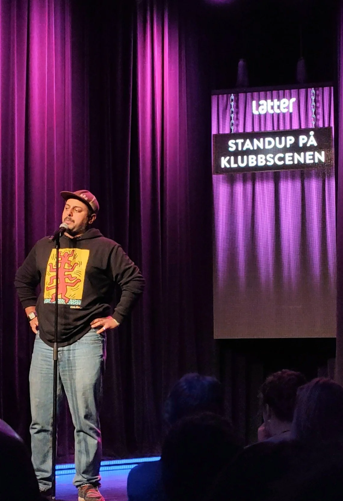 Mohammed Basefer, komiker og konferansier, på scenen under standup hos Latter