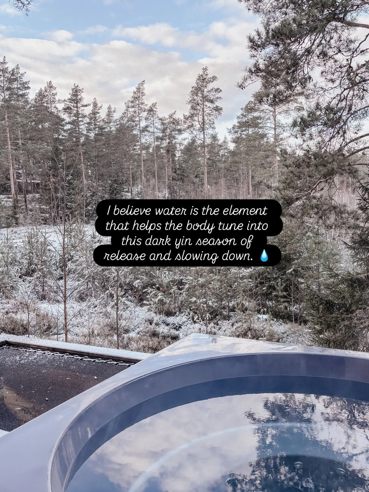 I believe water is the element that helps the body tune into the absence of light. ✨This dark feminine season of release and slowing down can actually do us good, but only if we allow stillness and pause 🙏🏻 into our hectic schedules.💧💧💧I just no