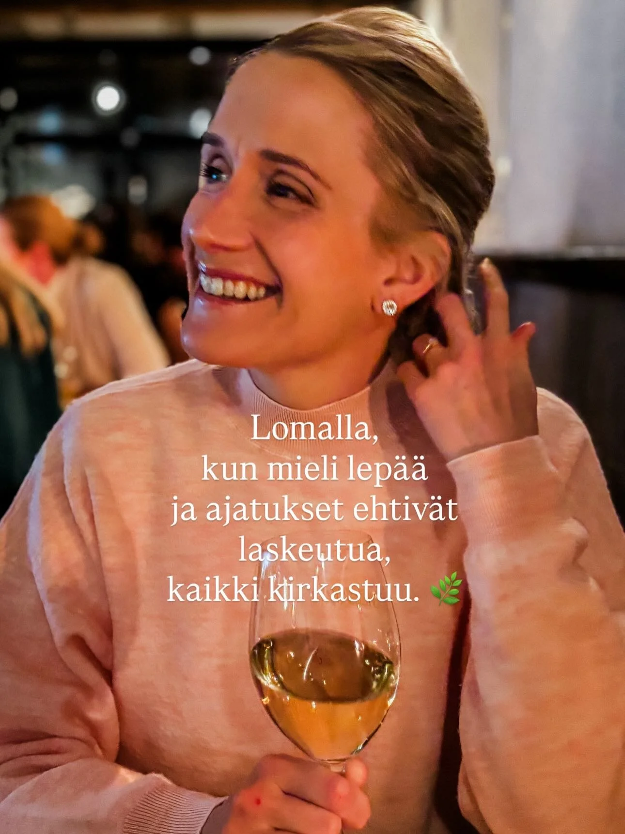 Lomalla,
kun mieli lep&auml;&auml;
ja ajatukset ehtiv&auml;t laskeutua,
kaikki kirkastuu. 🌿

Intohimoni on auttaa ihmisi&auml;
l&ouml;yt&auml;m&auml;&auml;n oma voimansa, lahjansa ja ainutlaatuinen energiansa.

Suurin etuni on loputon uteliaisuus ih