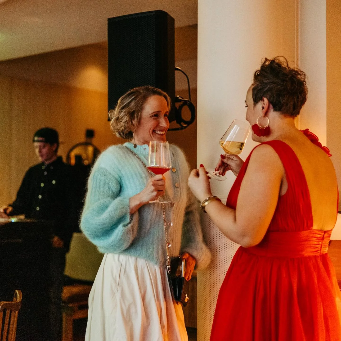 Omg&hellip; the magic of Leonna @leonnaoutsidein just keeps revealing itself ✨🤭😮❤️ I still can&rsquo;t believe I got to celebrate her 40th birthday this Saturday! Feeling blessed! 💃🪩 with @johannasouru @evaestlander @amanda.backholm and so many o