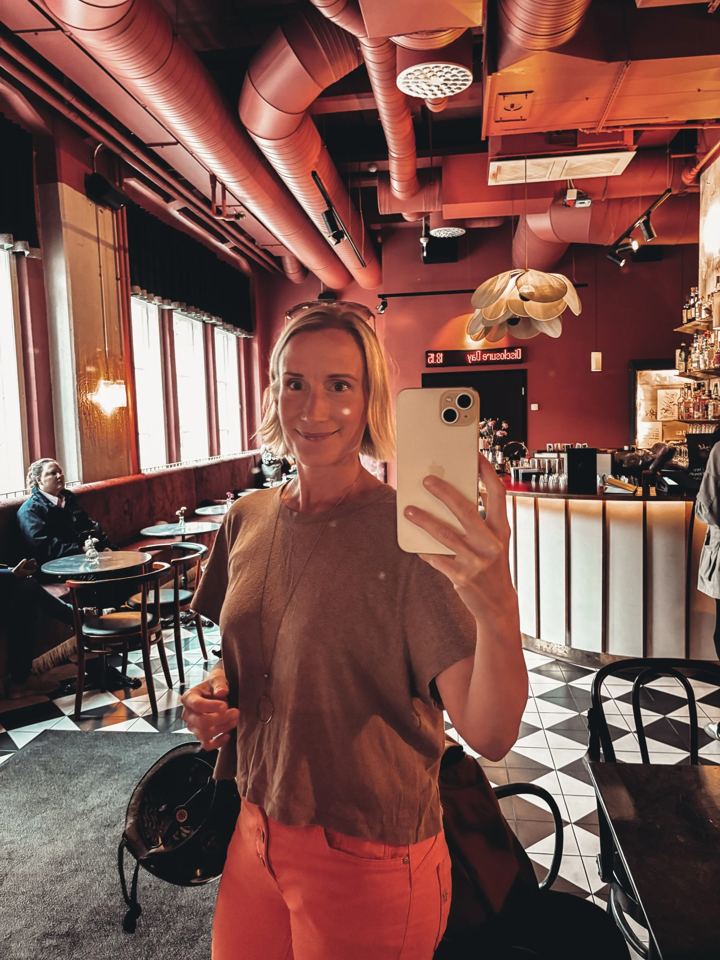 My kind of heartwarming FALL FUN ✨🚴&zwj;♀️🍁❤️

Took my bike and cycled to Riviera Telakkakatu, just 14 minutes from Lauttasaari 😍🍿 to see the film #PracticalMagic2 with Sandra Bullock and Nicole Kidman 🧙&zwj;♀️🧙&zwj;♀️

If you are anything like