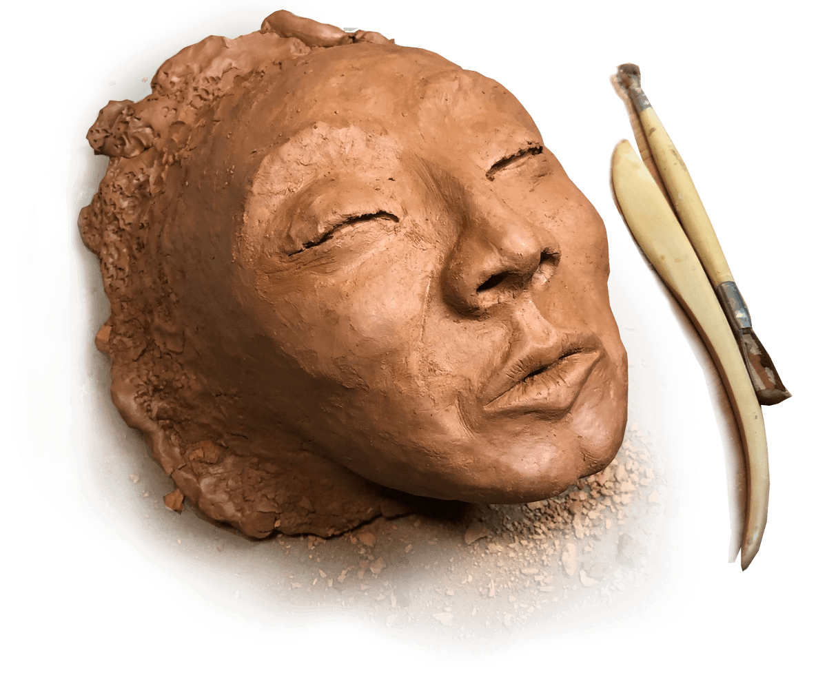 Tonbüste in Form eines menschlichen Gesichts mit geschlossenen Augen, daneben liegen Modellierwerkzeuge.