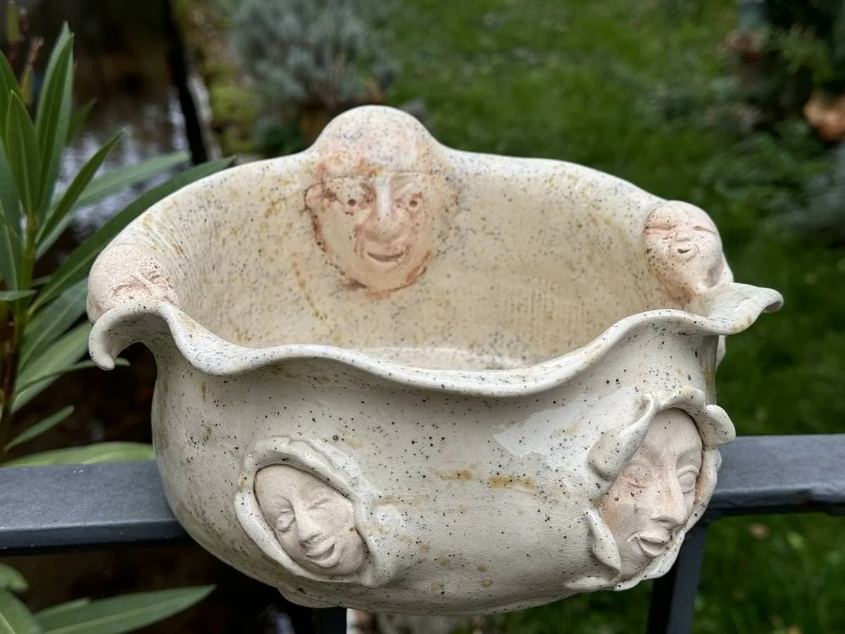 Keramikschüssel mit Gesichtsmotiven