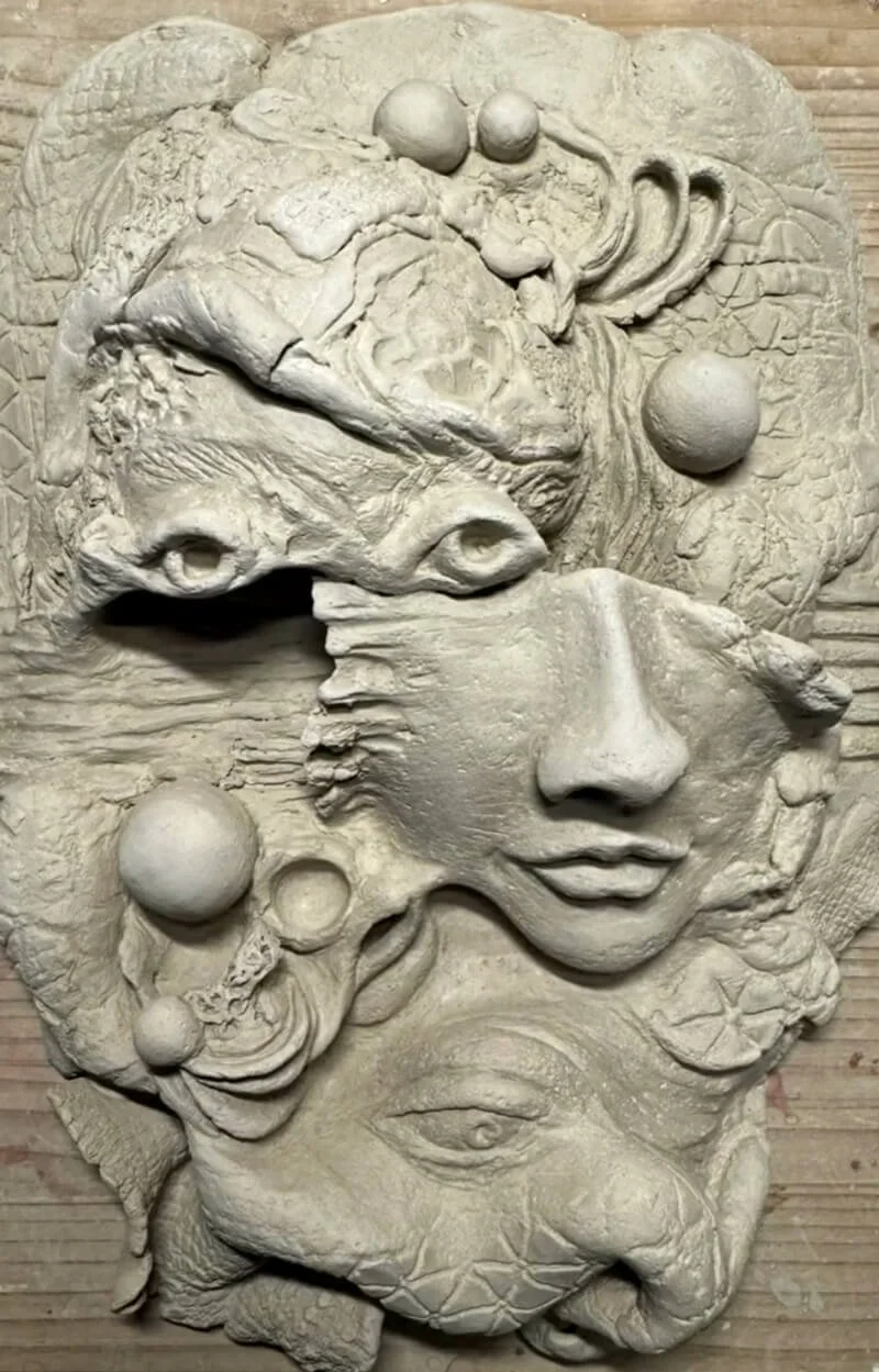 Kunstvolle Gipsmaske mit skulpturalen Gesichtern und organischen Formen, Texturen und Kugeln.
