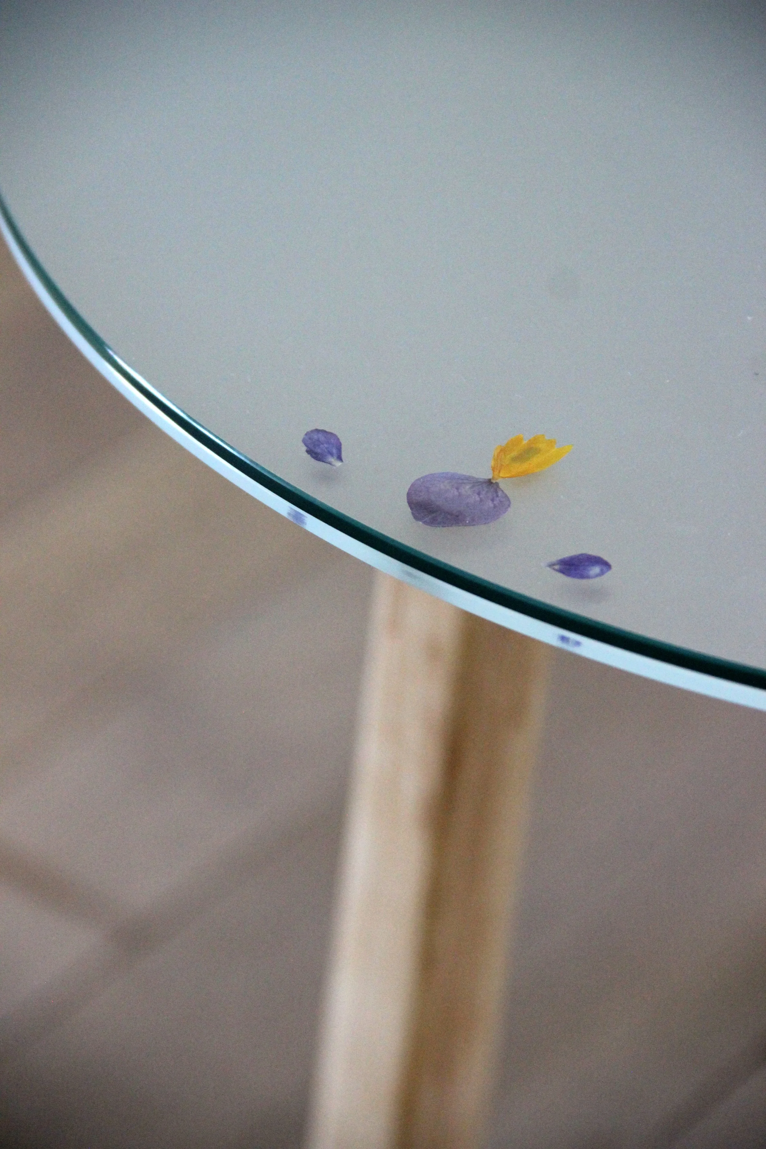 Coffee table with dried flower petal ornaments, made of glass and wood