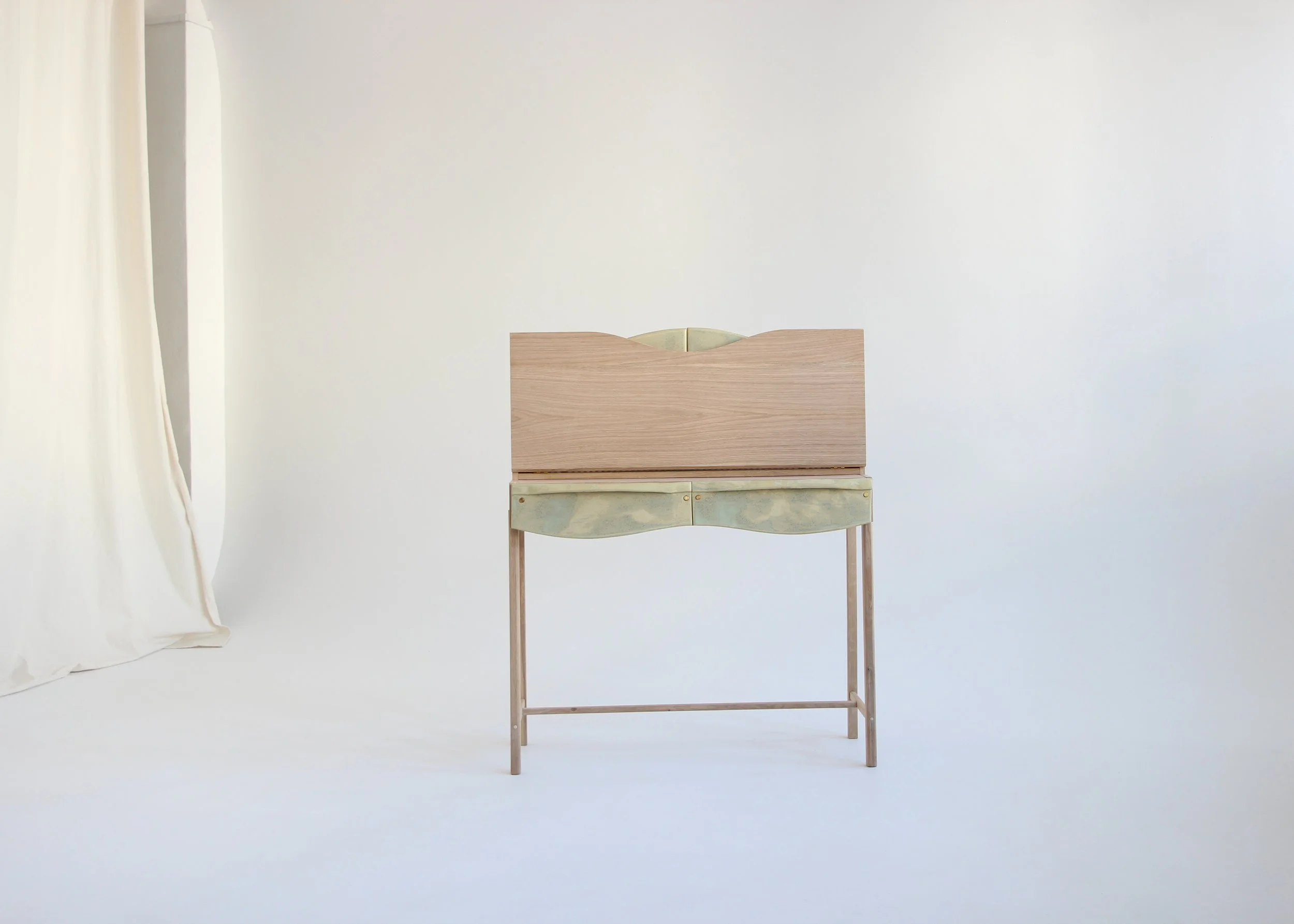 wooden dressing table with ceramic details