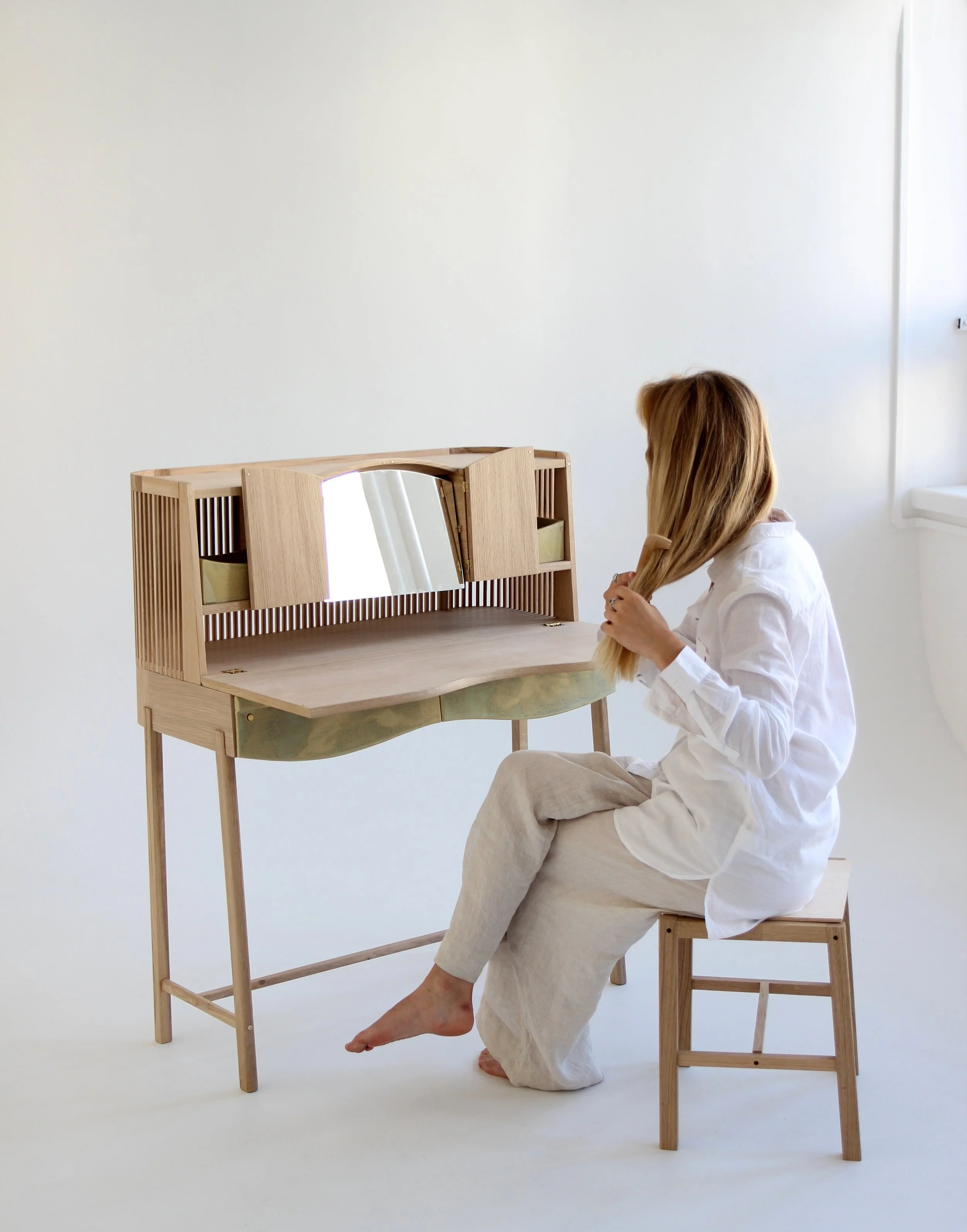 Wooden dressing table design with ceramic details