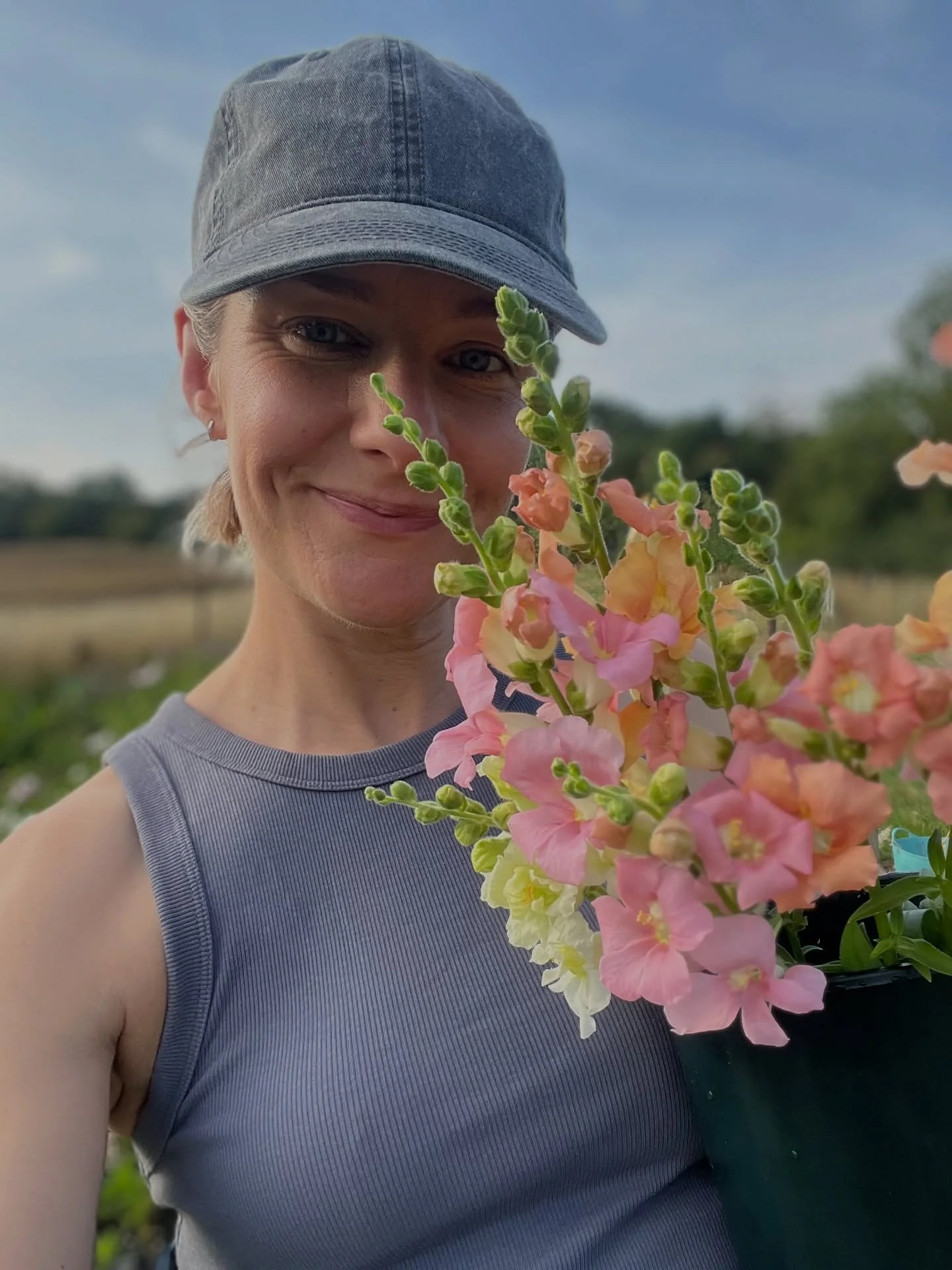 Hi, I&rsquo;m Laura from @landgirlflowers in North Oxfordshire and I&rsquo;m thrilled to be hosting the @flowersfromthefarm insta account this week!

A bit about me&hellip;
This is my second year flower farming, but my first on new land in Hook Norto