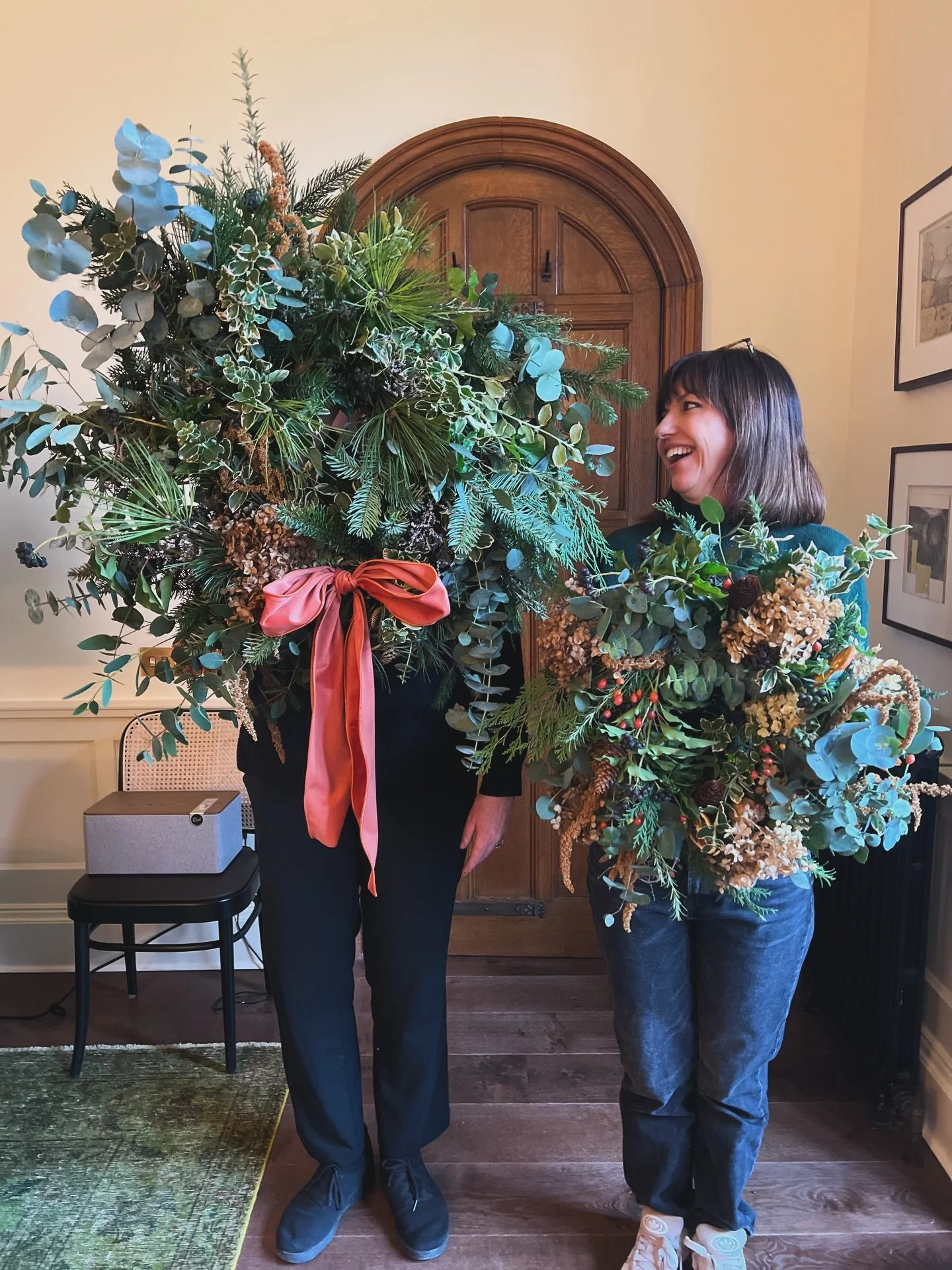 Last wreathmaking workshop of 2025 with a private little session for @thechicshopper @lucysearle8373 at @estellemanor. Loved your creations! 

#christmaswreath #grownnotflown #flowerfarmer