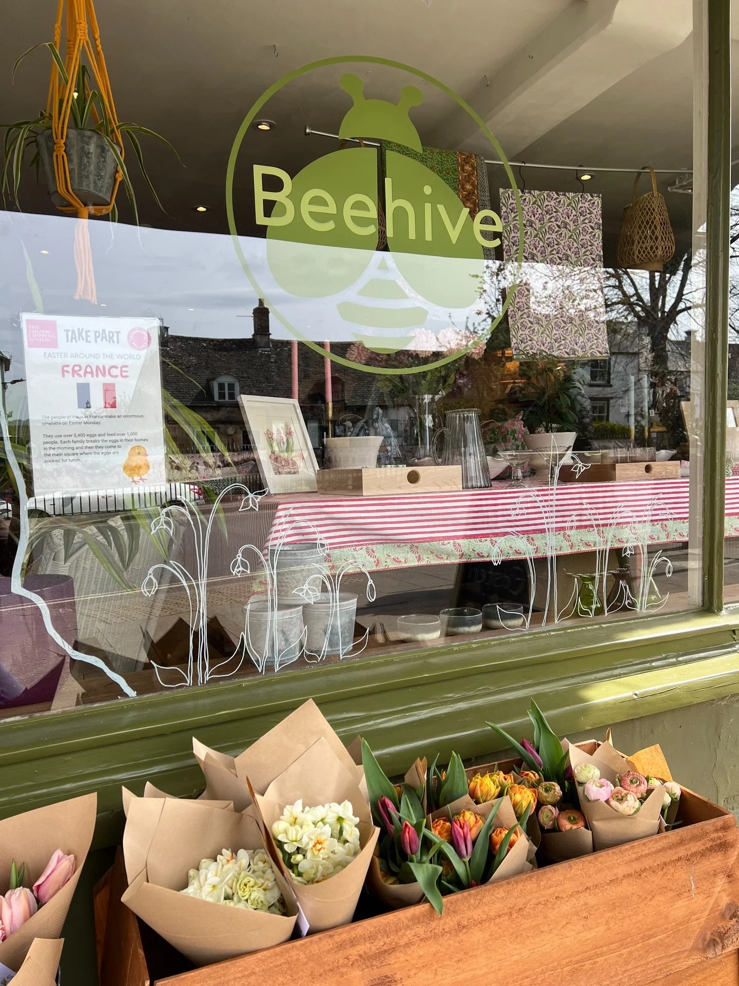 Chipping Norton folk! @landgirlflowers is popping up  @beehivehome.uk this weekend. Come and grab a bunch of spring gorgeousness and check out their new-look shop full of beautifully curated homeware and gifts. 

All bunches are freshly harvested fro