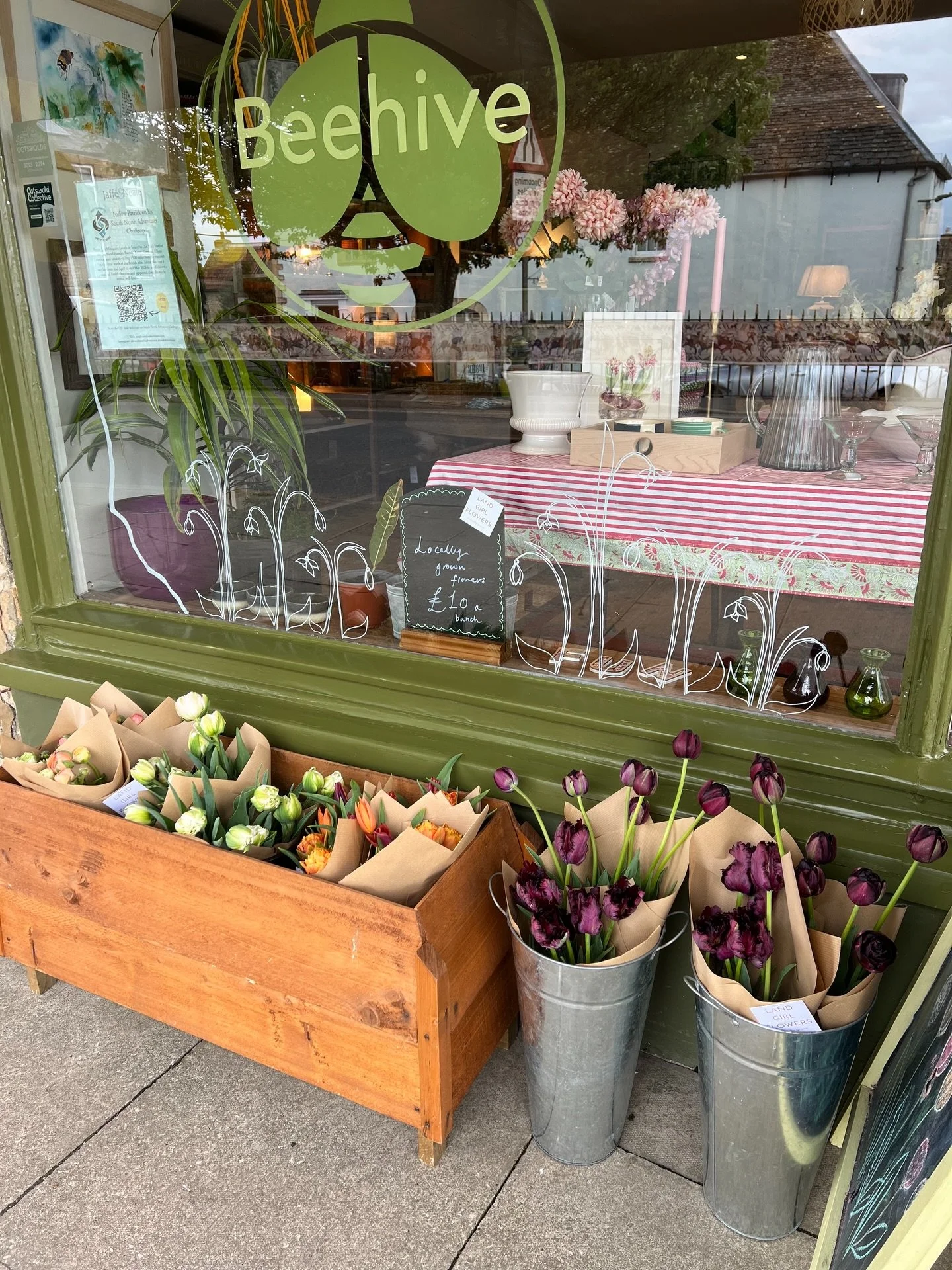 Popping up this weekend in my absolute favourite shop in Chippy @beehivehome.uk. In stock now!

Ranunculus and speciality tulips galore, all freshly harvested and ready for your weekend table. All &pound;10 a bunch.

Tag your other half if they need 