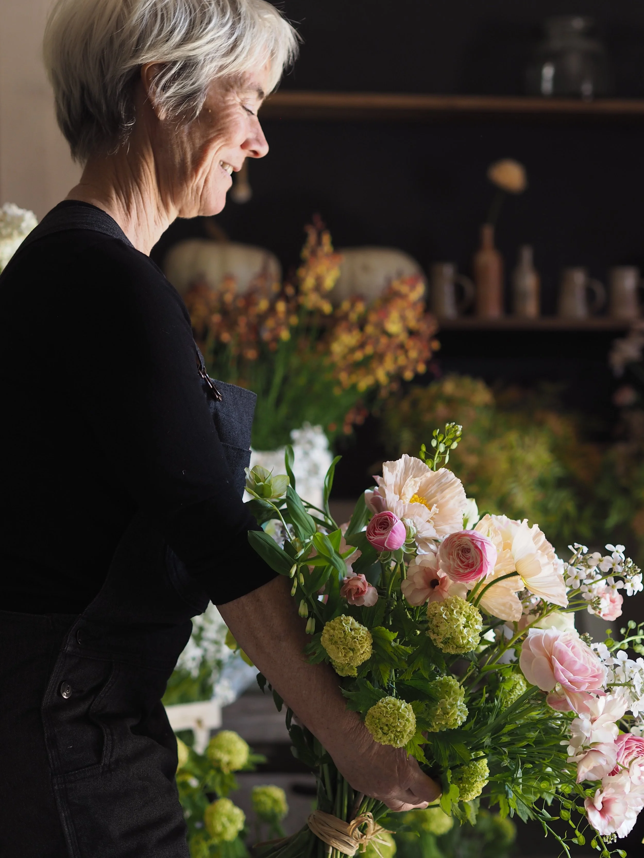 At the end of April I spent a day learning the basics of floral photography from the wonderful @eva_nemeth at @greenandgorgeousflowers. Such a fab course, highly recommend! 

Feels exposing but here are a few of my best attempts at capturing the flow