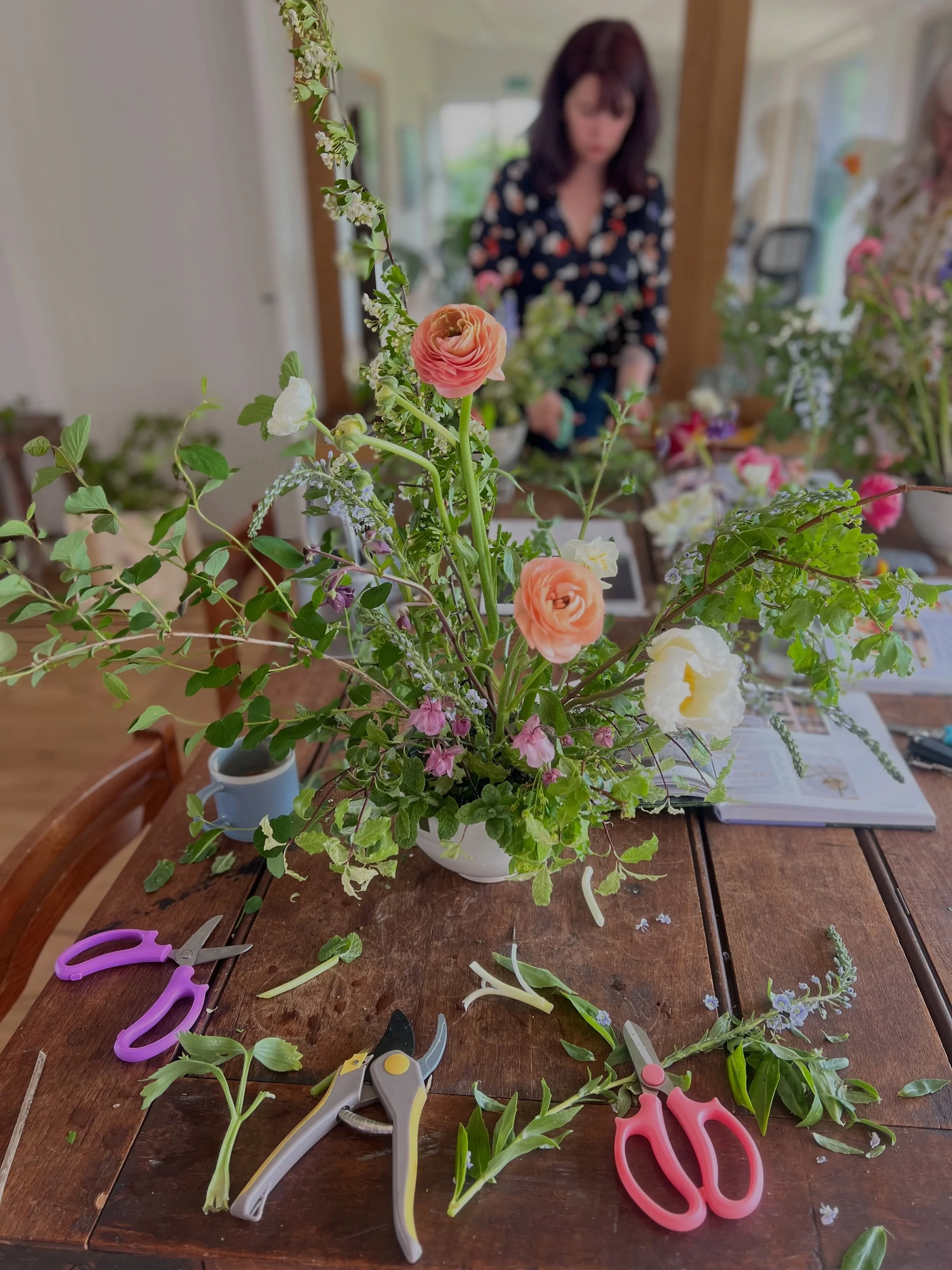The most glorious morning in early May at our Dutch Masters inspired floral bowl workshop. We explored structure, shape and colour, and used different types of sustainable floral mechanics to create multiple arrangements before sitting down to enjoy 